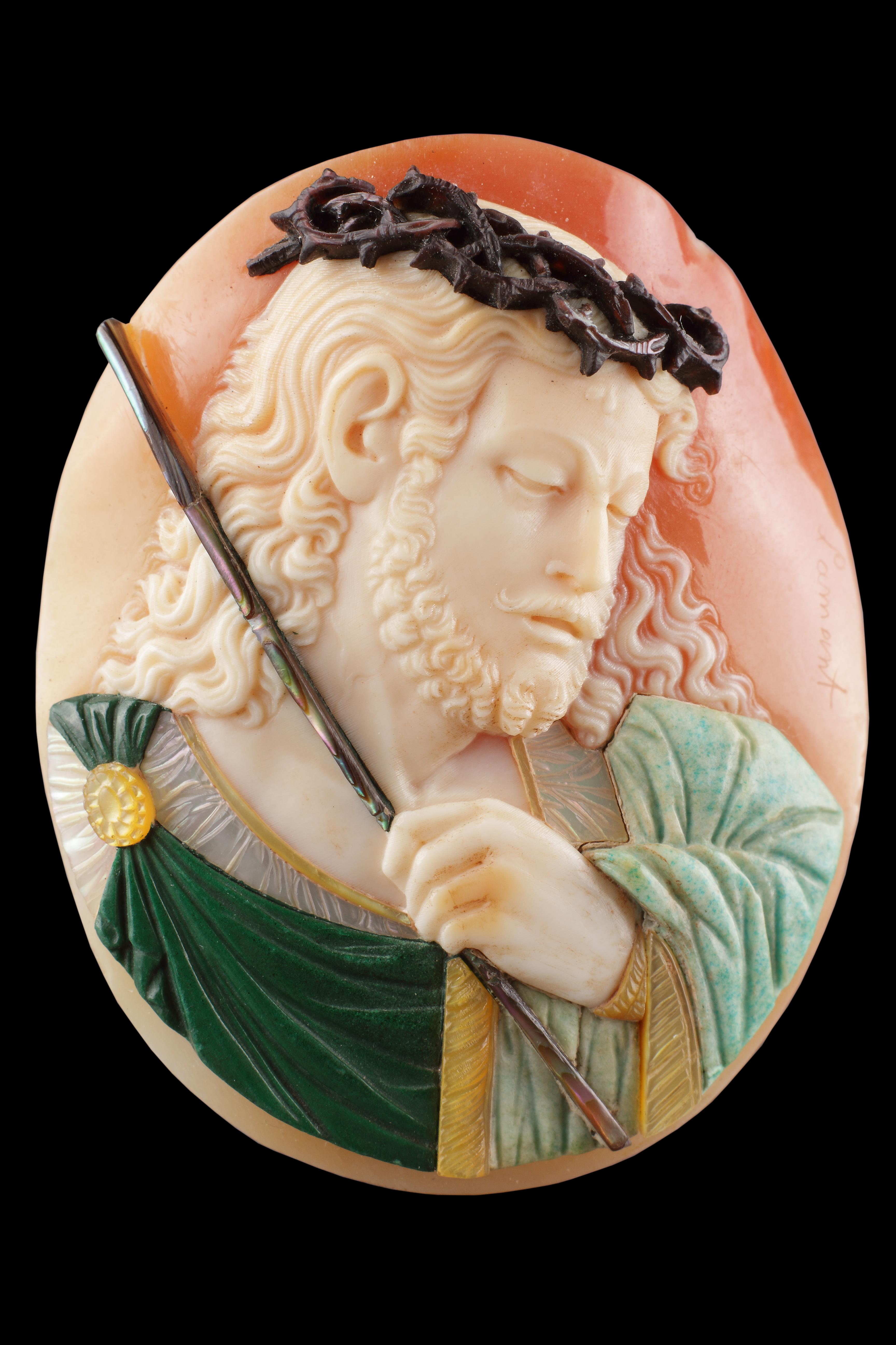 An Extremely Fine Carved Polychromed Oval ‘Comesso’ Cameo of Christ In Excellent Condition In London, GB