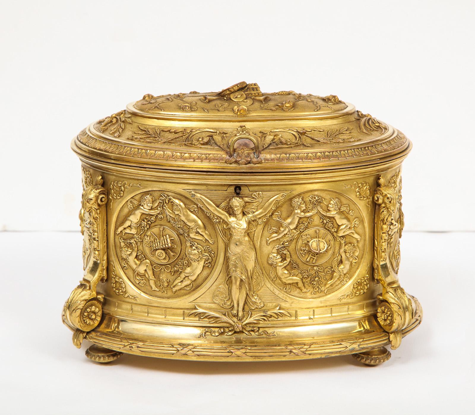 An extremely fine Napoleon III French ormolu bronze jewelry table box,
circa 1880 

Very fine quality. Very good size.

Good condition, ready to place.

Measures: 7
