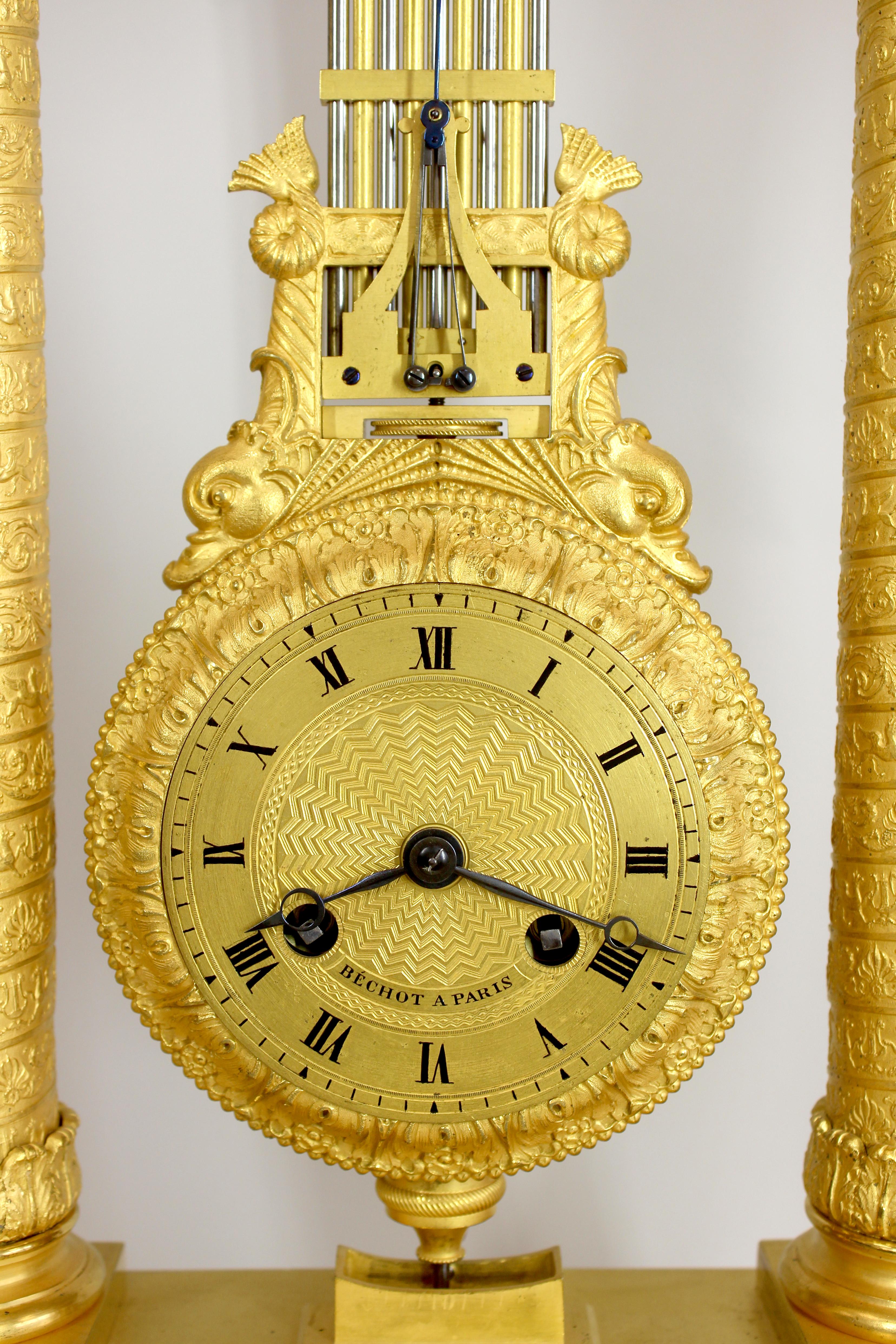 Empire Une horloge mystérieuse Portico en bronze doré extrêmement fine en vente