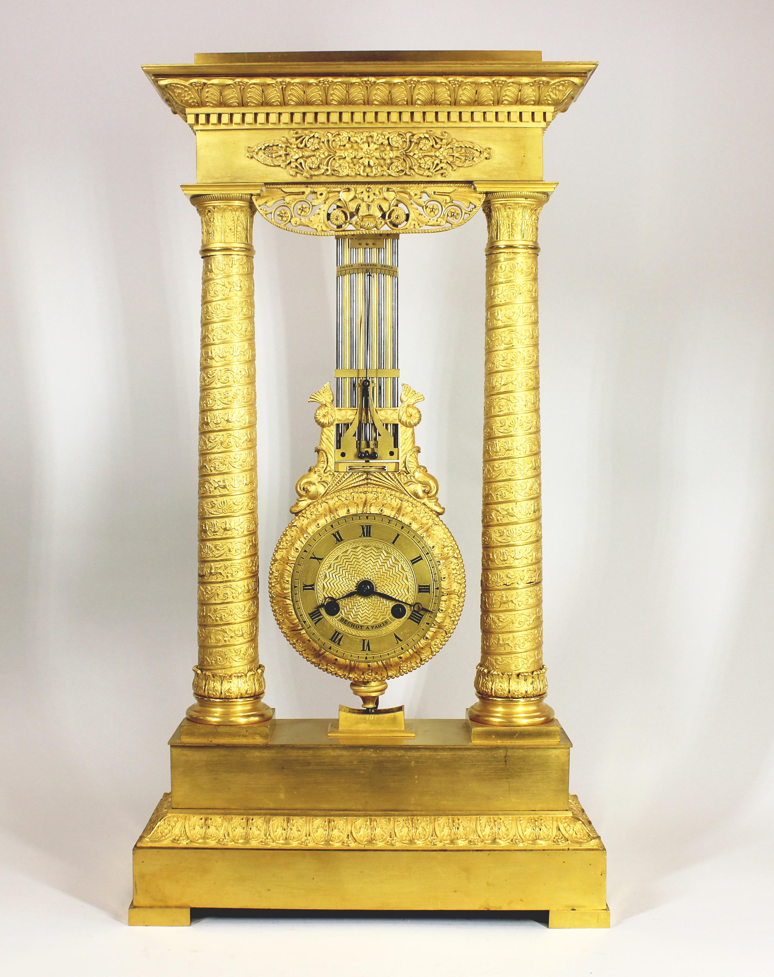 Français Une horloge mystérieuse Portico en bronze doré extrêmement fine en vente
