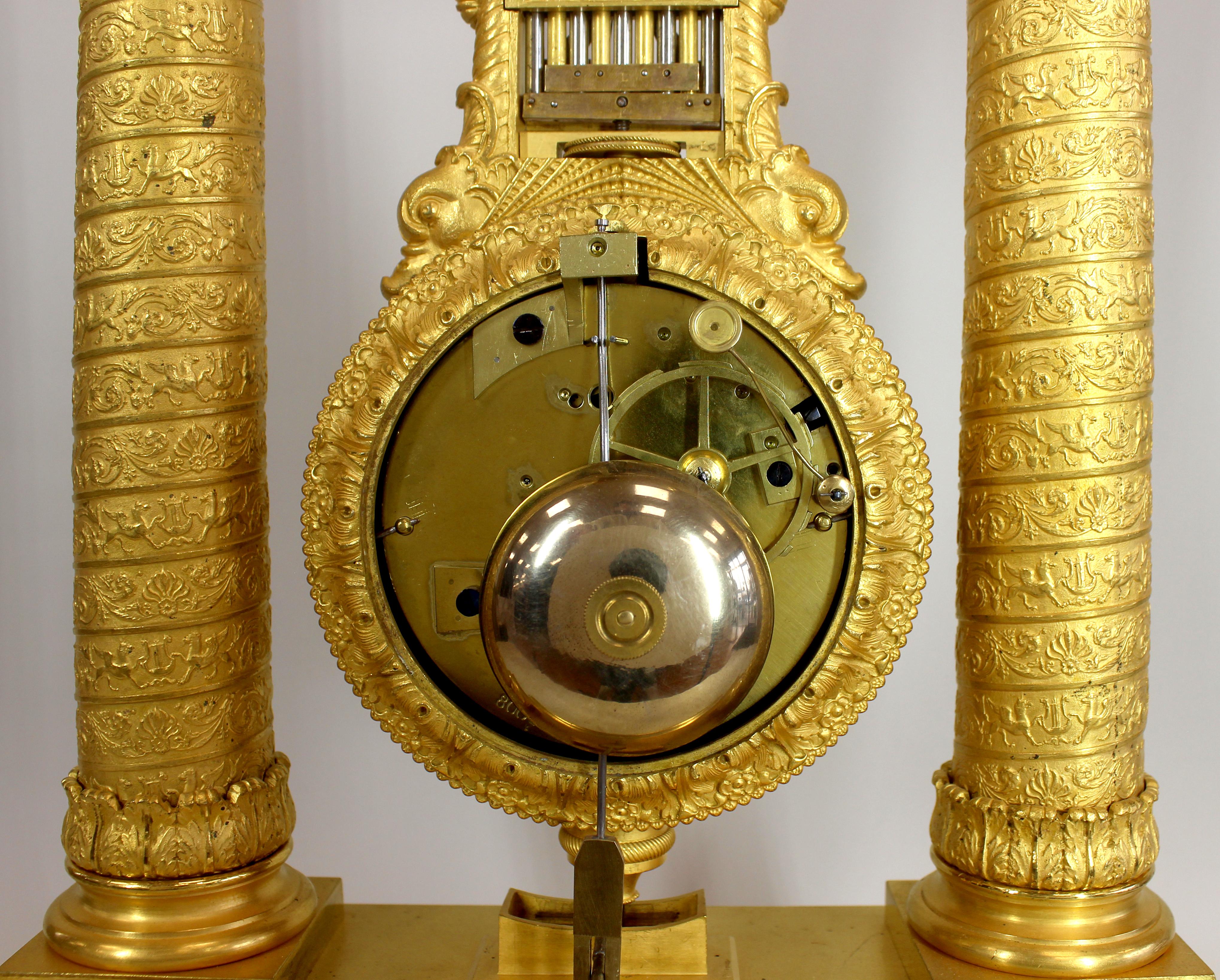Doré Une horloge mystérieuse Portico en bronze doré extrêmement fine en vente