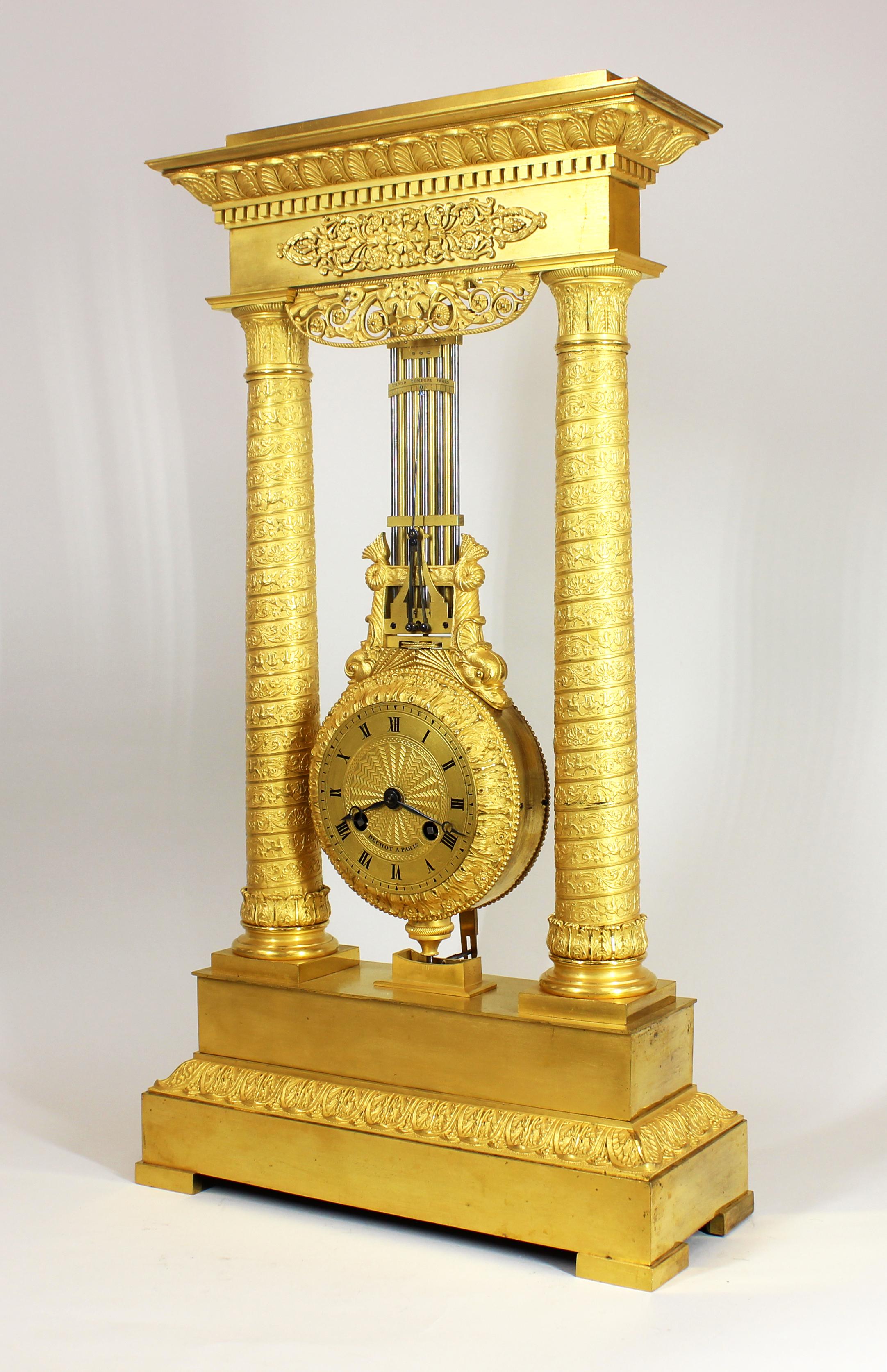 XIXe siècle Une horloge mystérieuse Portico en bronze doré extrêmement fine en vente