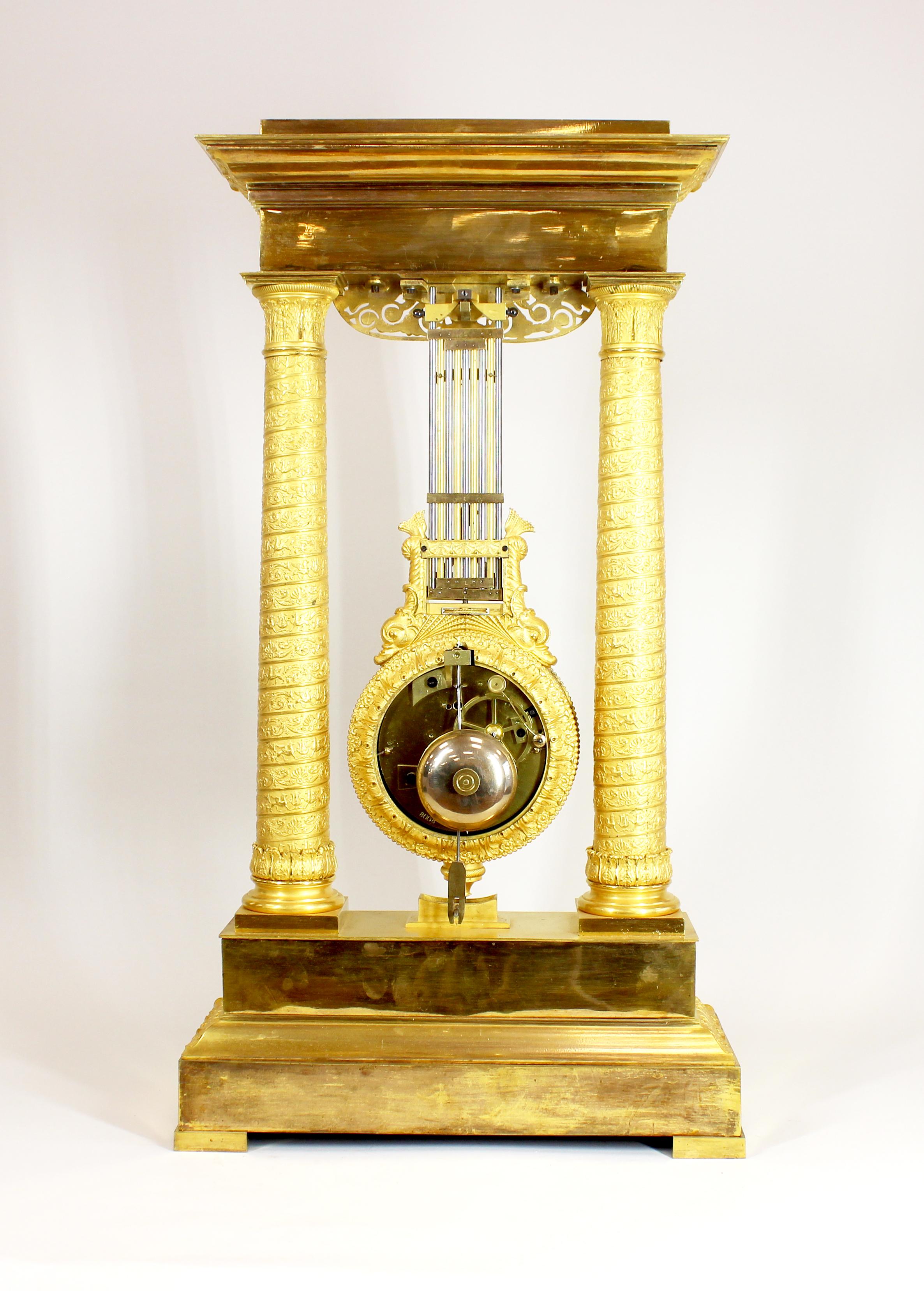 Bronze doré Une horloge mystérieuse Portico en bronze doré extrêmement fine en vente