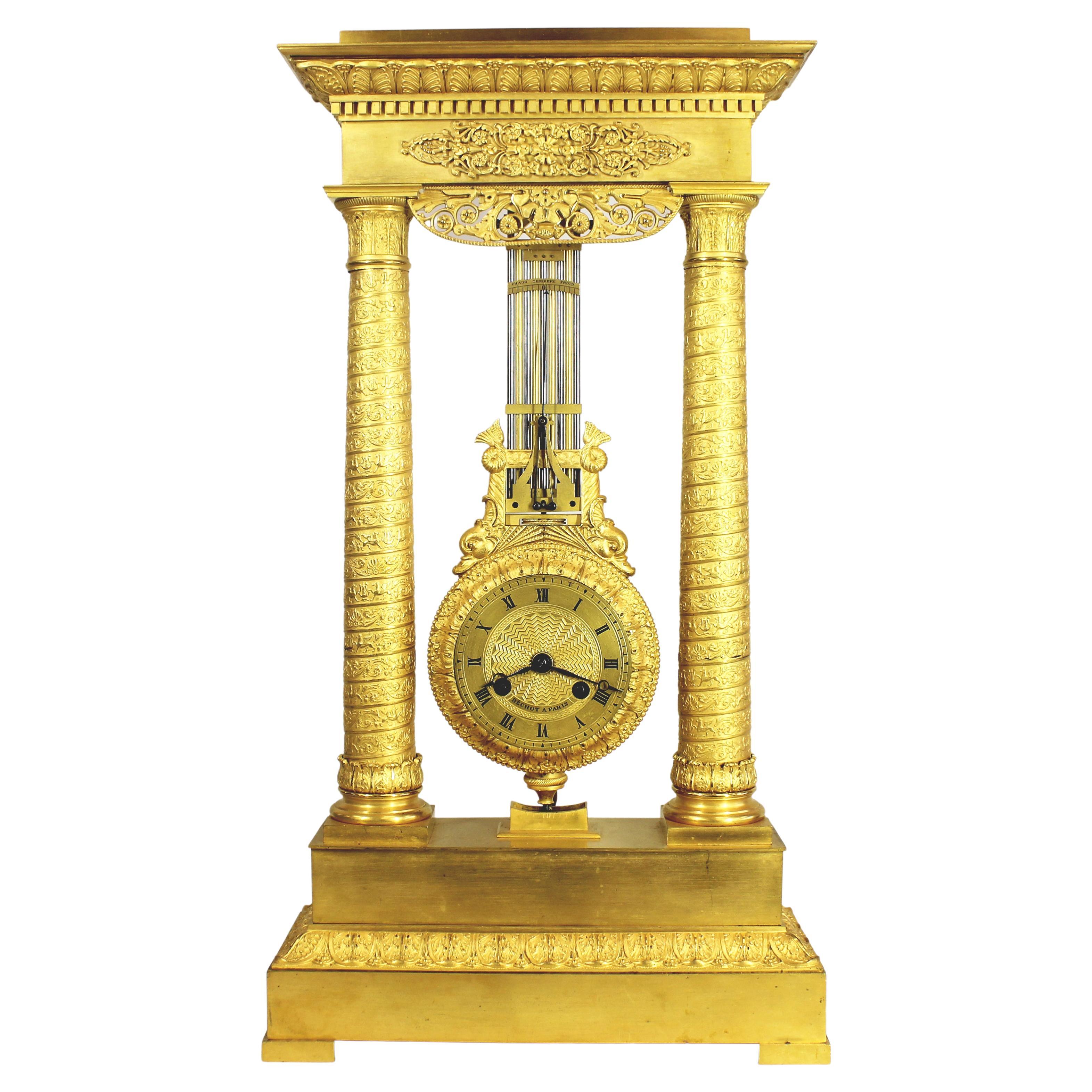 Une horloge mystérieuse Portico en bronze doré extrêmement fine