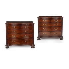 Pareja de cajoneras/cómodas de caoba de la época de Jorge III, extremadamente finas