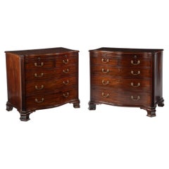 Pareja de cajoneras/cómodas de caoba de la época de Jorge III, extremadamente finas