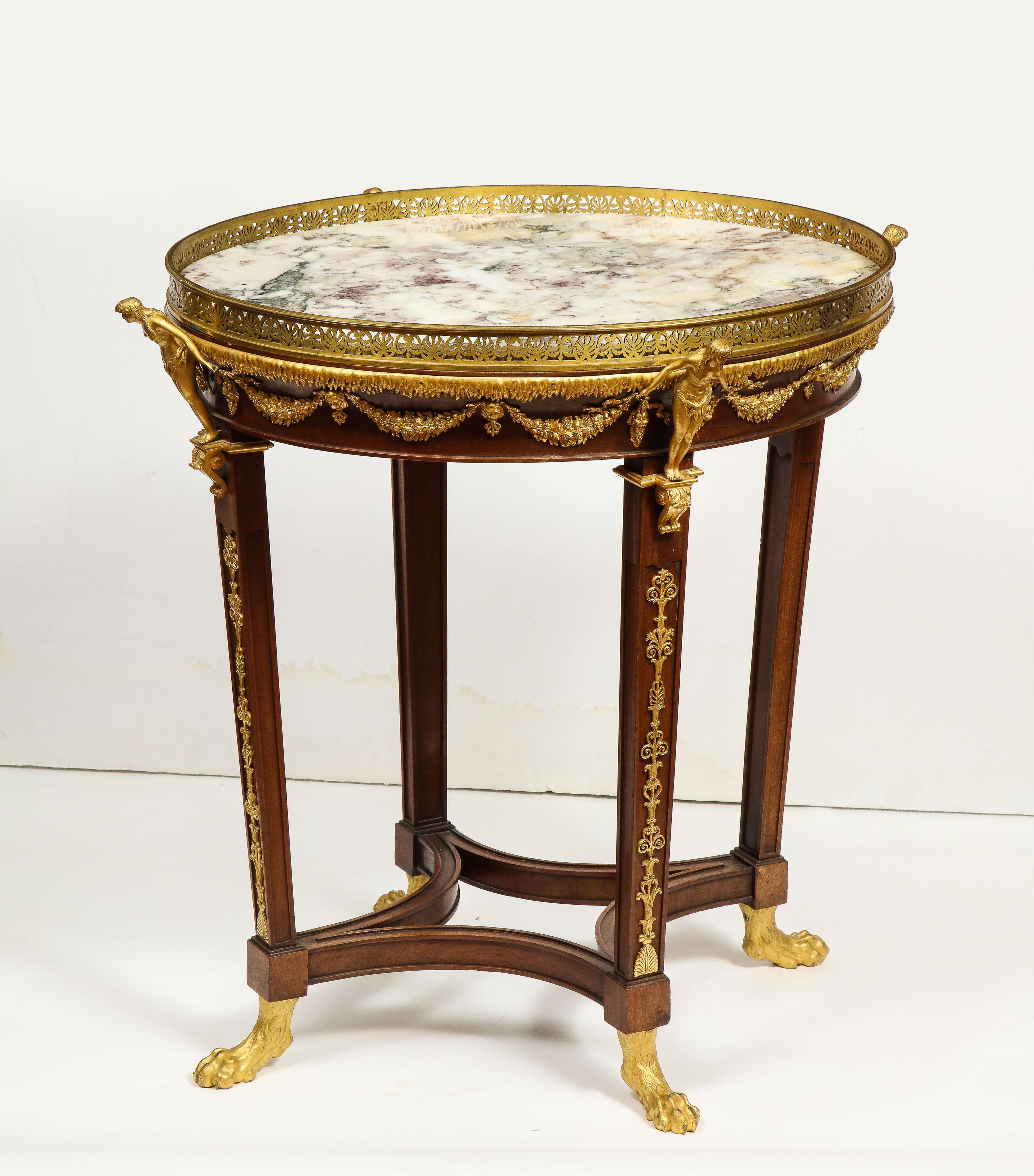 Table centrale russe Empire extrêmement raffinée en acajou monté en bronze doré Bon état - En vente à New York, NY