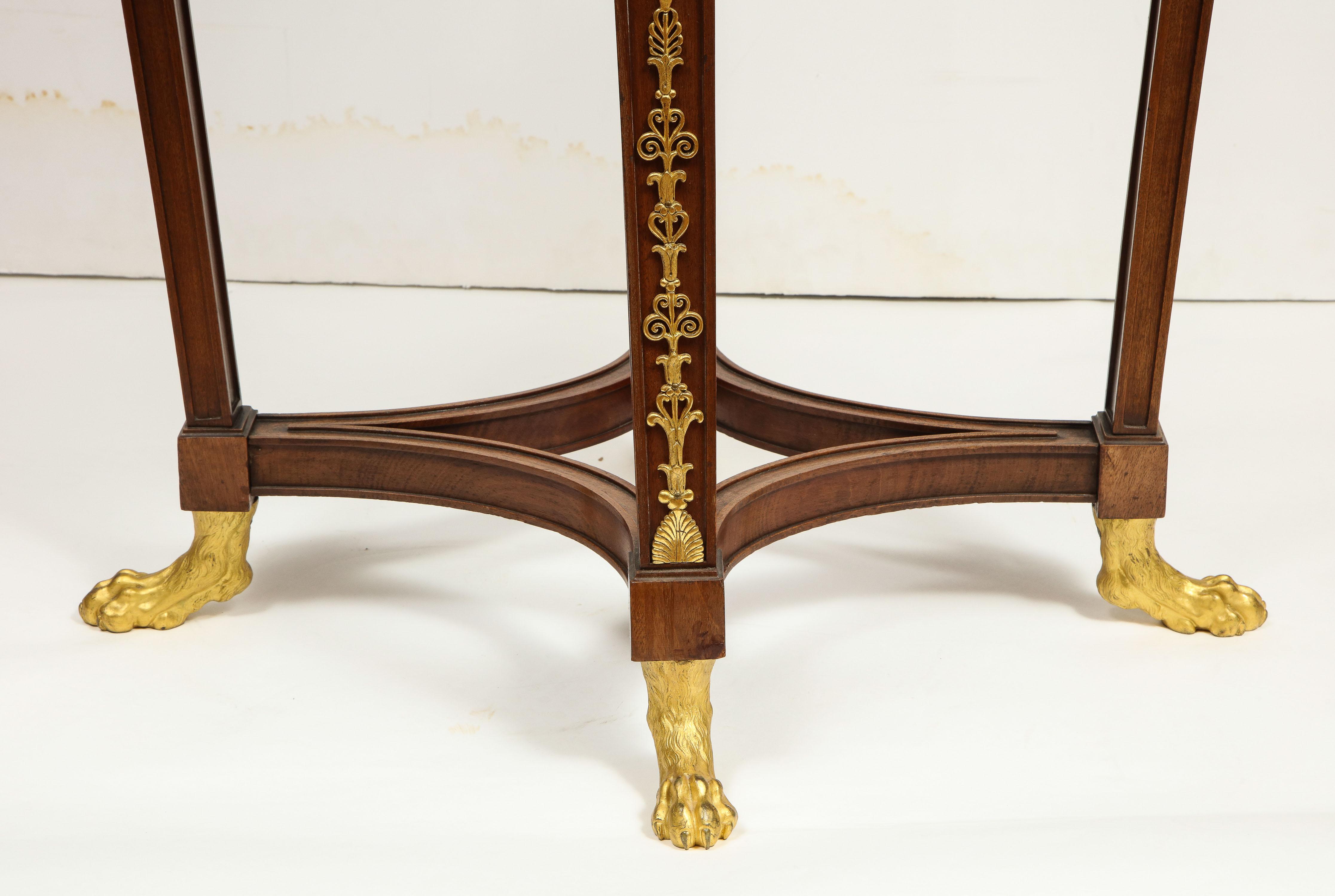 XIXe siècle Table centrale russe Empire extrêmement raffinée en acajou monté en bronze doré en vente