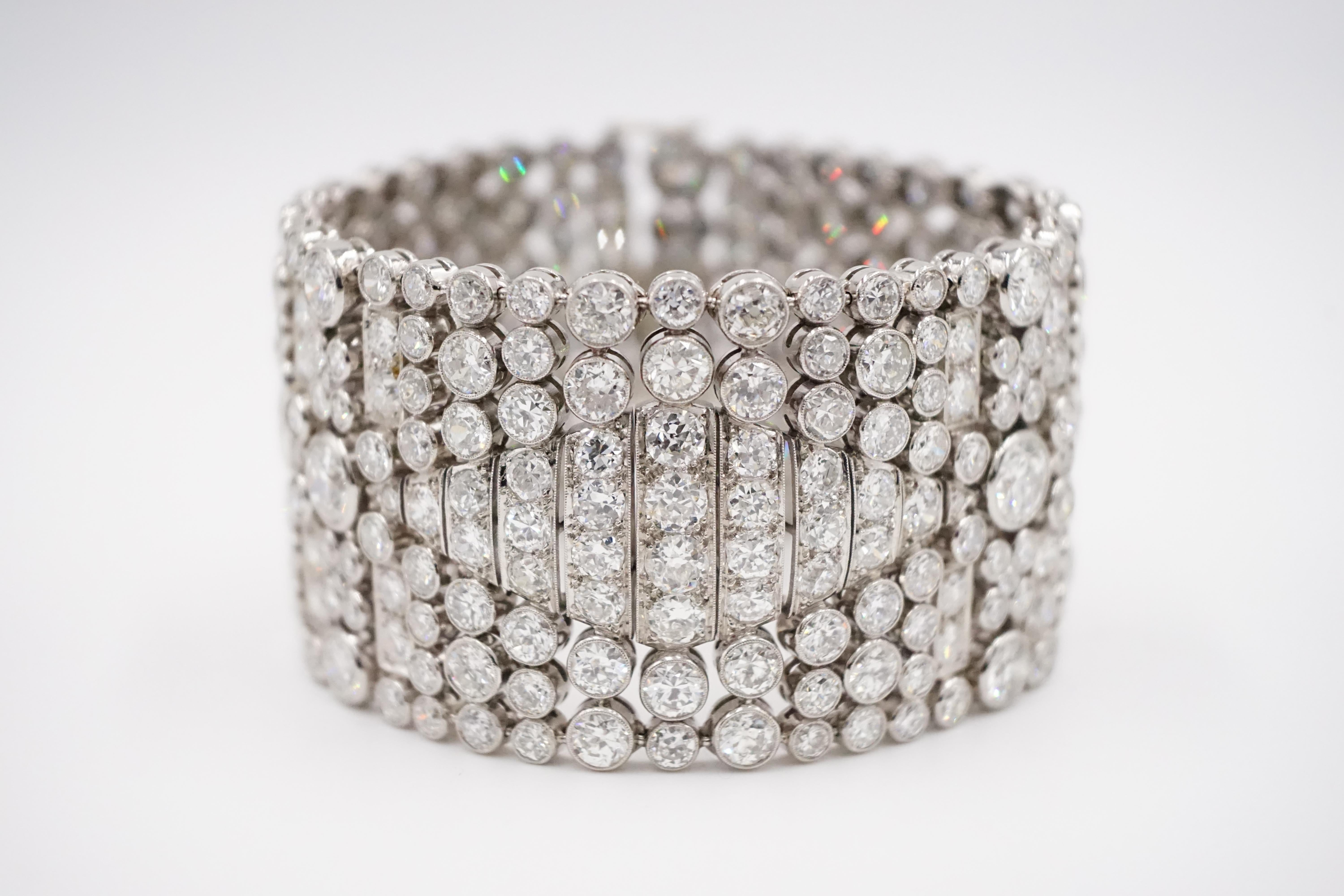 Il s'agit d'un bracelet Art Déco en diamants et platine extrêmement rare. Les plus gros diamants font plus de 1,2 carat chacun et l'ensemble des diamants fait environ 50 carats.

Il s'agit d'une pièce vraiment magnifique. N'hésitez pas à nous