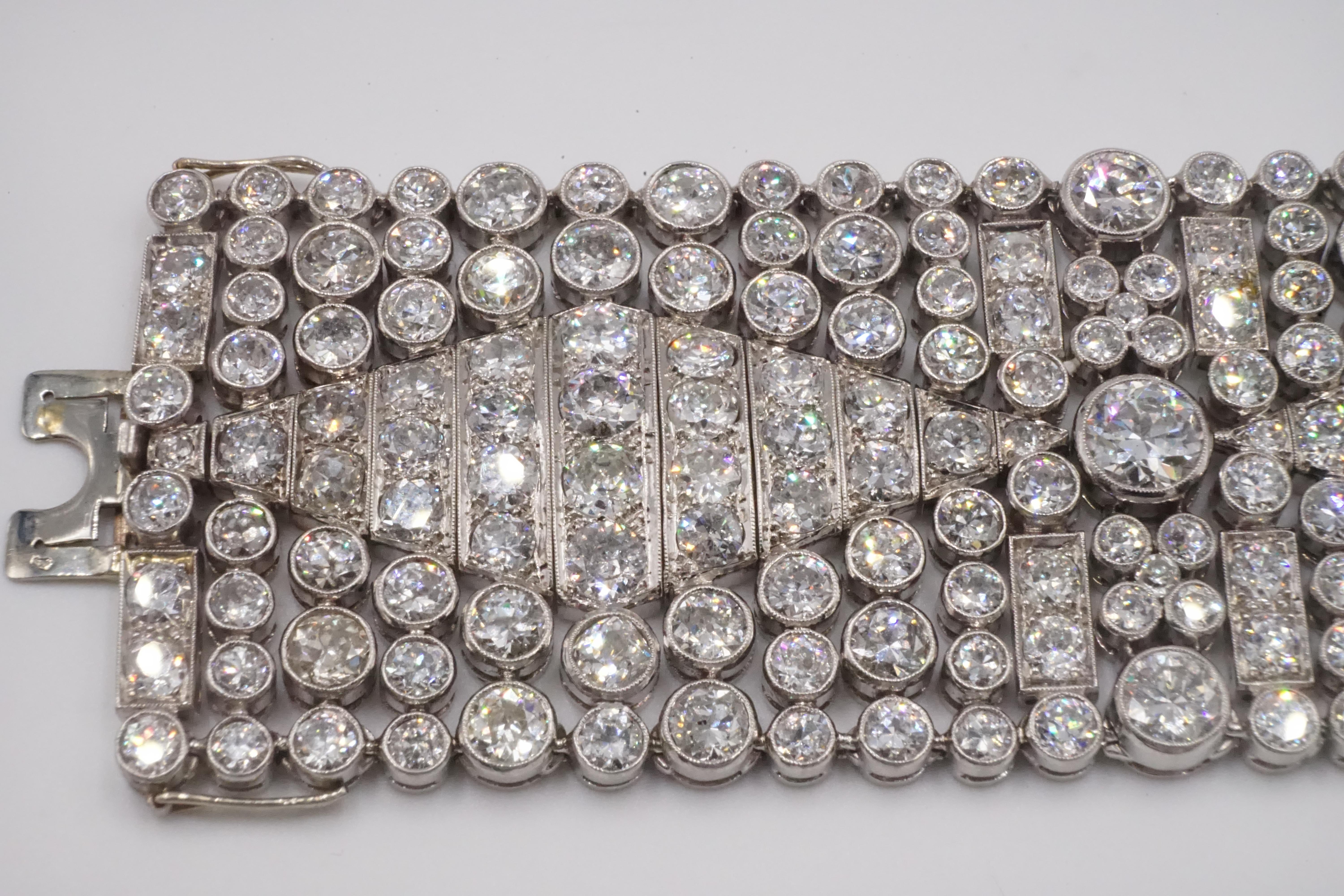 Extrêmement rare bracelet Art Déco en platine avec 50ct de diamant et marque d'assay française Bon état - En vente à London, GB
