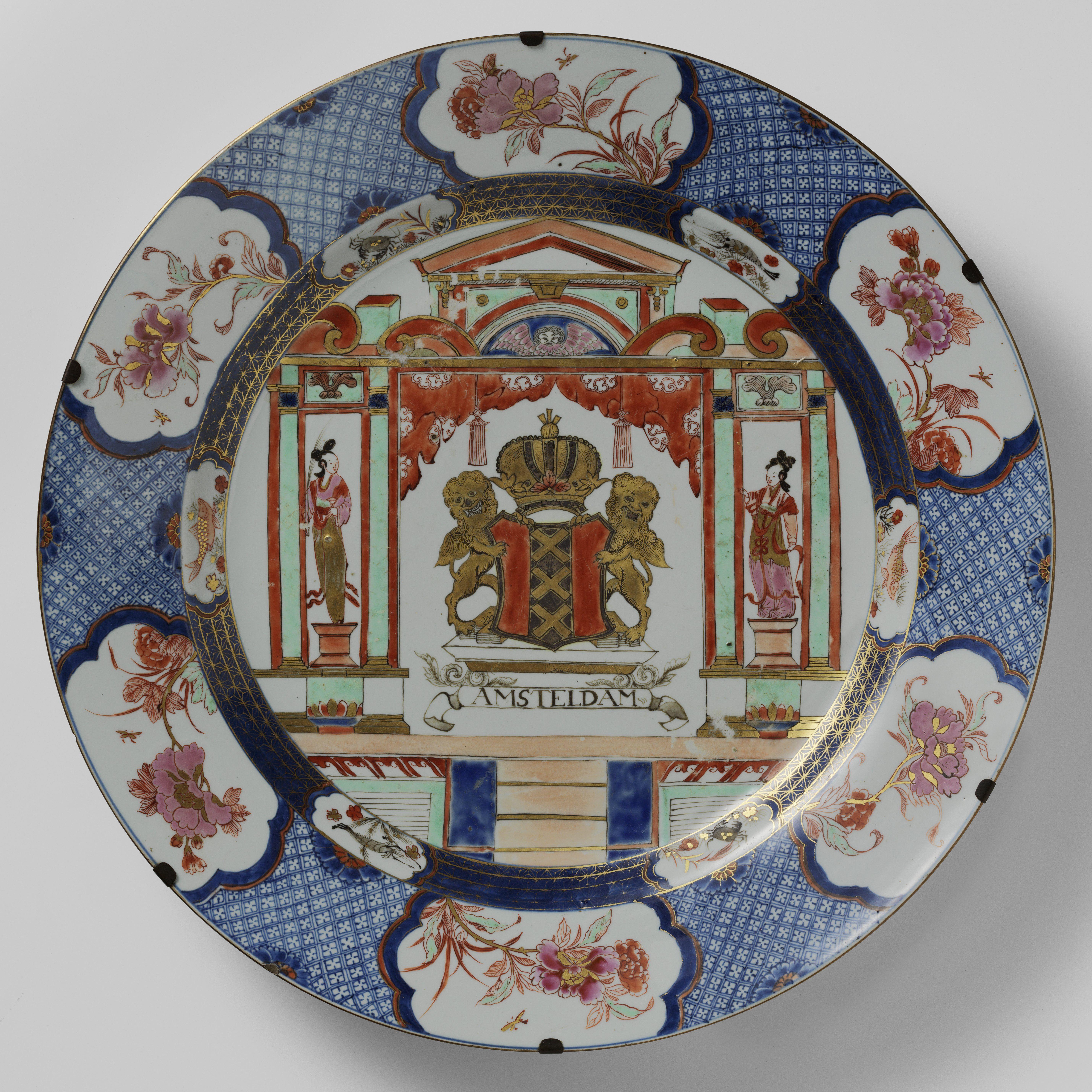Rarissime et grand chargeur en porcelaine d'exportation chinoise de la famille rose avec les armoiries d'Amsterdam

Période Qianlong, vers 1720-1725

Diam. 54 cm

Deux lions dorés tiennent les armoiries d'Amsterdam au centre du plat, avec une