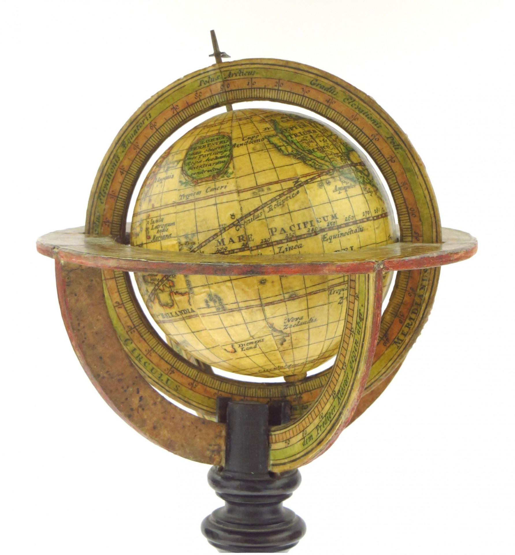 Colonial hollandais Paire extrêmement rare de globes miniatures de Johann Baptist Homann en vente