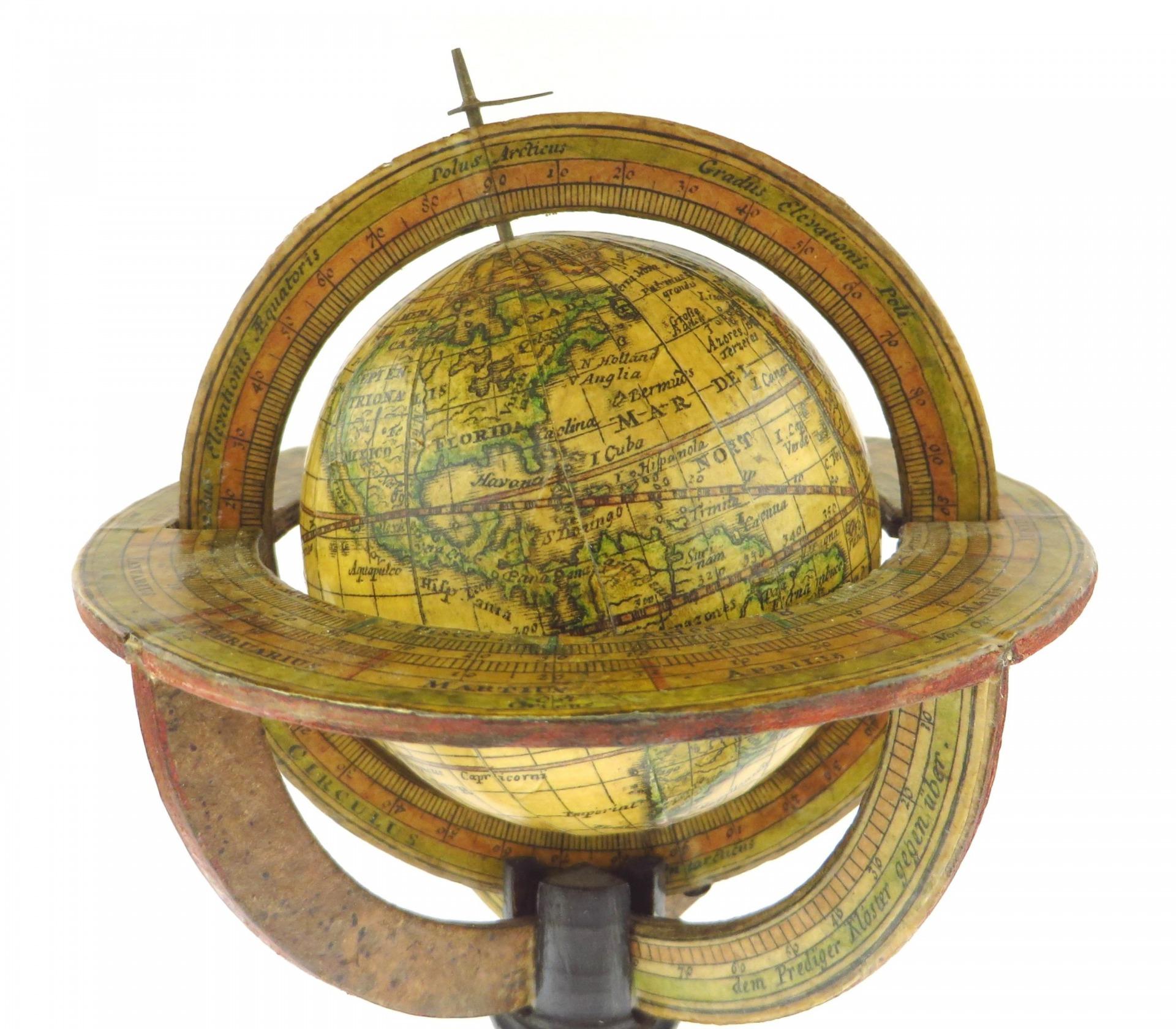 An extremely rare pair of miniature globes by Johann Baptist Homann In Fair Condition For Sale In ZWIJNDRECHT, NL
