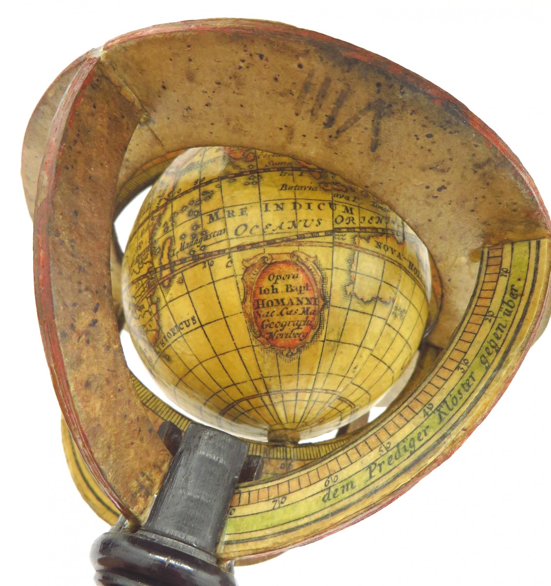 Ein äußerst seltenes Paar Miniatur-Globen von Johann Baptist Homann (Frühes 18. Jahrhundert) im Angebot