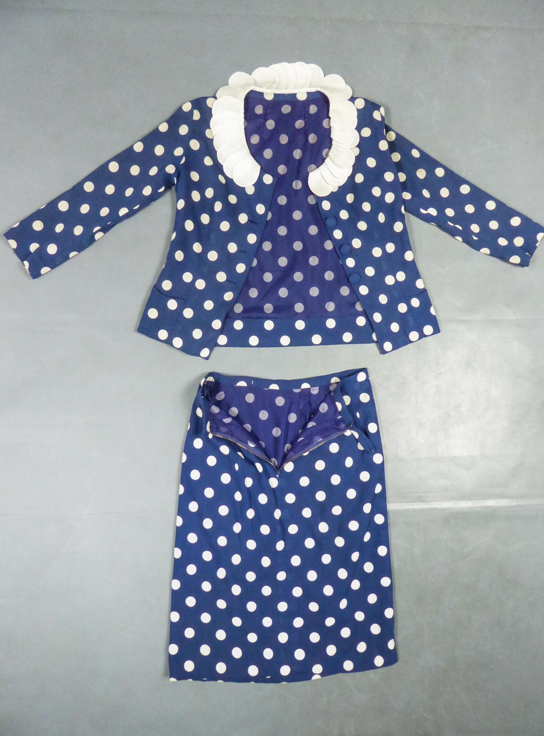 Circa 1960/1970
France

Elegant skirt suit in navy blue printed silk crepe with white polka dots signed by Y. Dubois in Nice from the 1960s. Two-piece summer set, with long-sleeved blouse, round Peter Pan collar with white organza flower petals,