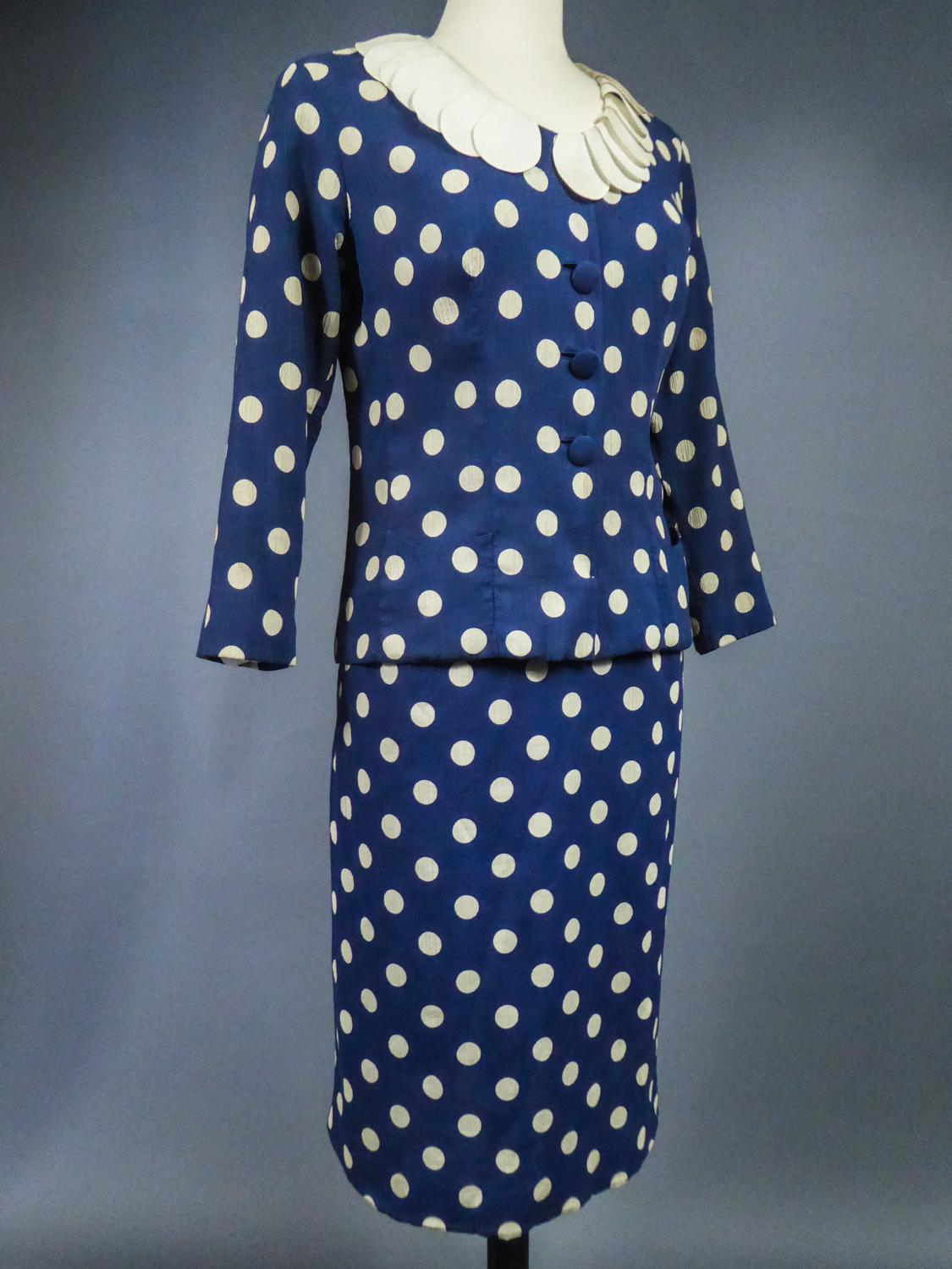 Ein französischer Rockanzug aus Seidenkrepp mit Polkadot von F. Dubois CIRCA 1965 im Angebot 5