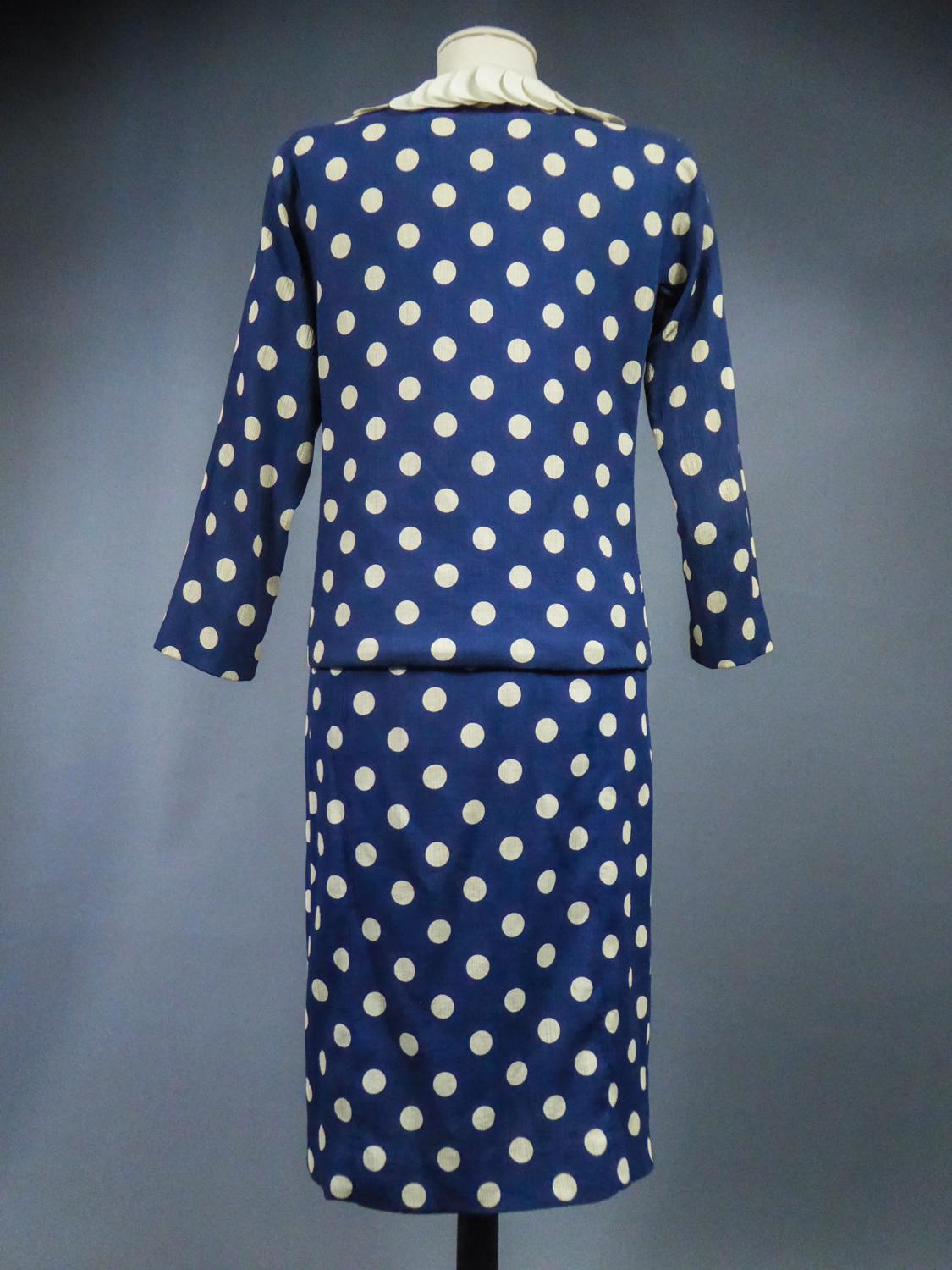 Ein französischer Rockanzug aus Seidenkrepp mit Polkadot von F. Dubois CIRCA 1965 im Angebot 9