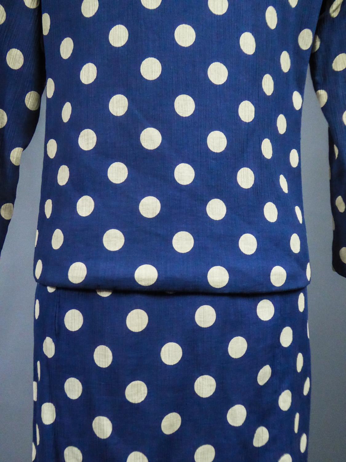 Ein französischer Rockanzug aus Seidenkrepp mit Polkadot von F. Dubois CIRCA 1965 im Angebot 12