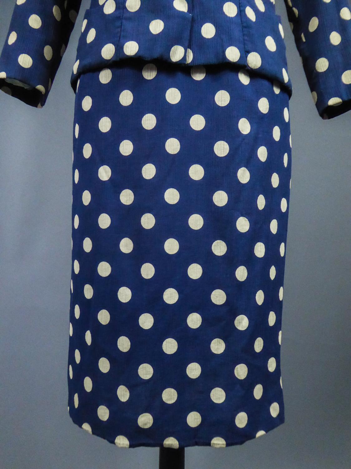 Ein französischer Rockanzug aus Seidenkrepp mit Polkadot von F. Dubois CIRCA 1965 im Angebot 13
