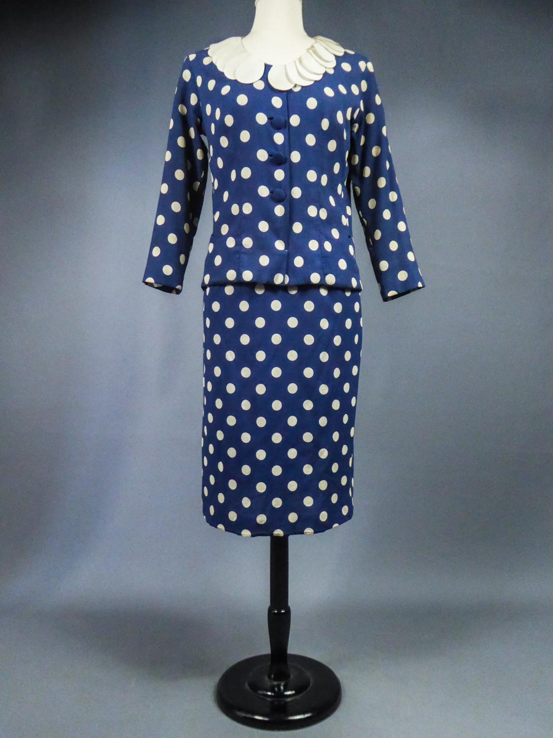 Ein französischer Rockanzug aus Seidenkrepp mit Polkadot von F. Dubois CIRCA 1965 im Zustand „Gut“ im Angebot in Toulon, FR