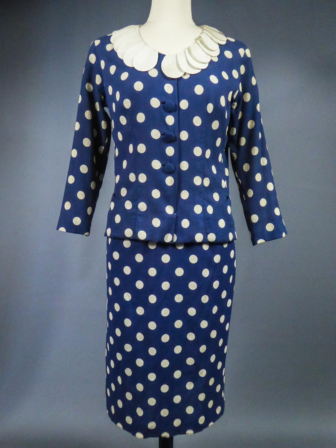 Ein französischer Rockanzug aus Seidenkrepp mit Polkadot von F. Dubois CIRCA 1965 Damen im Angebot