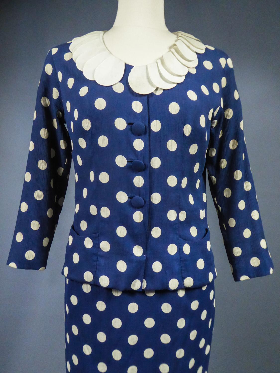 Ein französischer Rockanzug aus Seidenkrepp mit Polkadot von F. Dubois CIRCA 1965 im Angebot 1