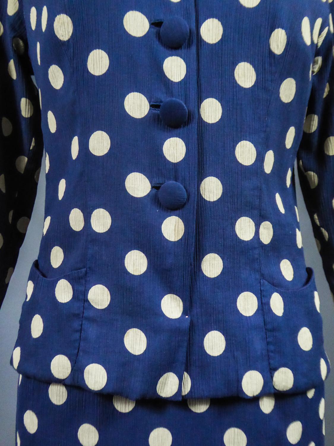 Ein französischer Rockanzug aus Seidenkrepp mit Polkadot von F. Dubois CIRCA 1965 im Angebot 3