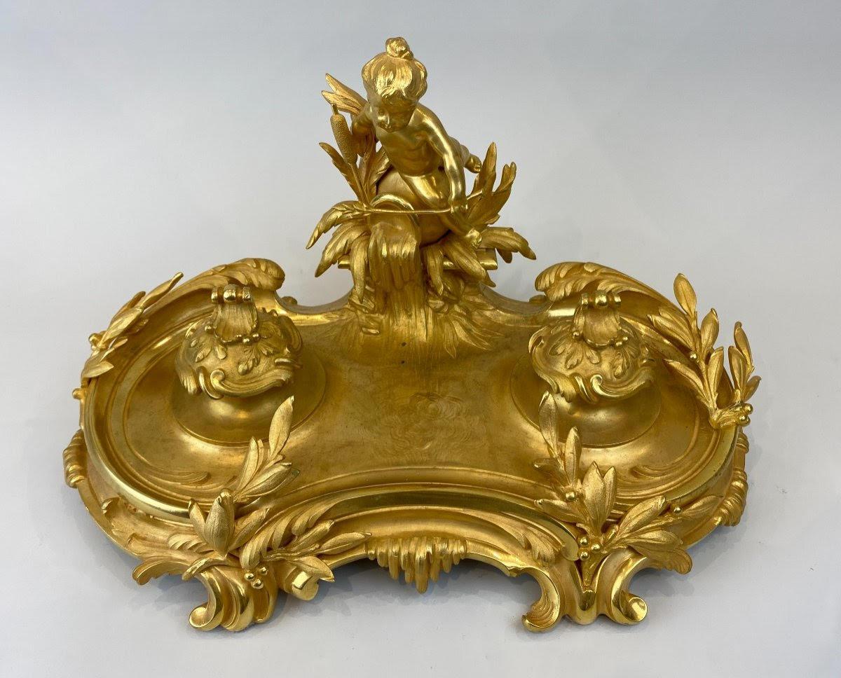 Tintero de bronce dorado del siglo XIX, época de Napoleón III.

Tintero de bronce dorado de estilo Luis XV del siglo XIX, época de Napoleón III.
Alto: 23 cm, Ancho: 37 cm, Fondo: 24 cm