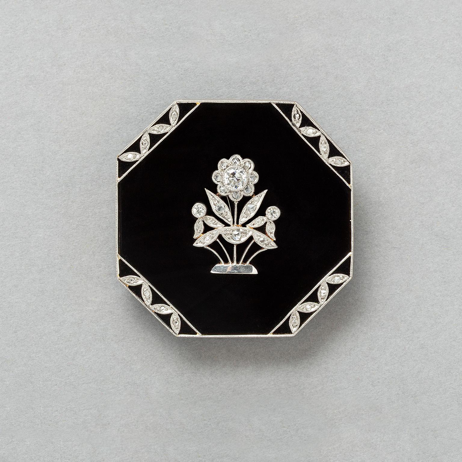 Achteckige Art-déco-Brosche aus 18 Karat Gelbgold mit einer großen Onyxplatte, die mit einem Blumenkorb verziert ist, der mit in Platin gefassten Diamanten im Rosenschliff besetzt ist, und mit einem Diamanten im Altschliff in der Mitte, der auf vier