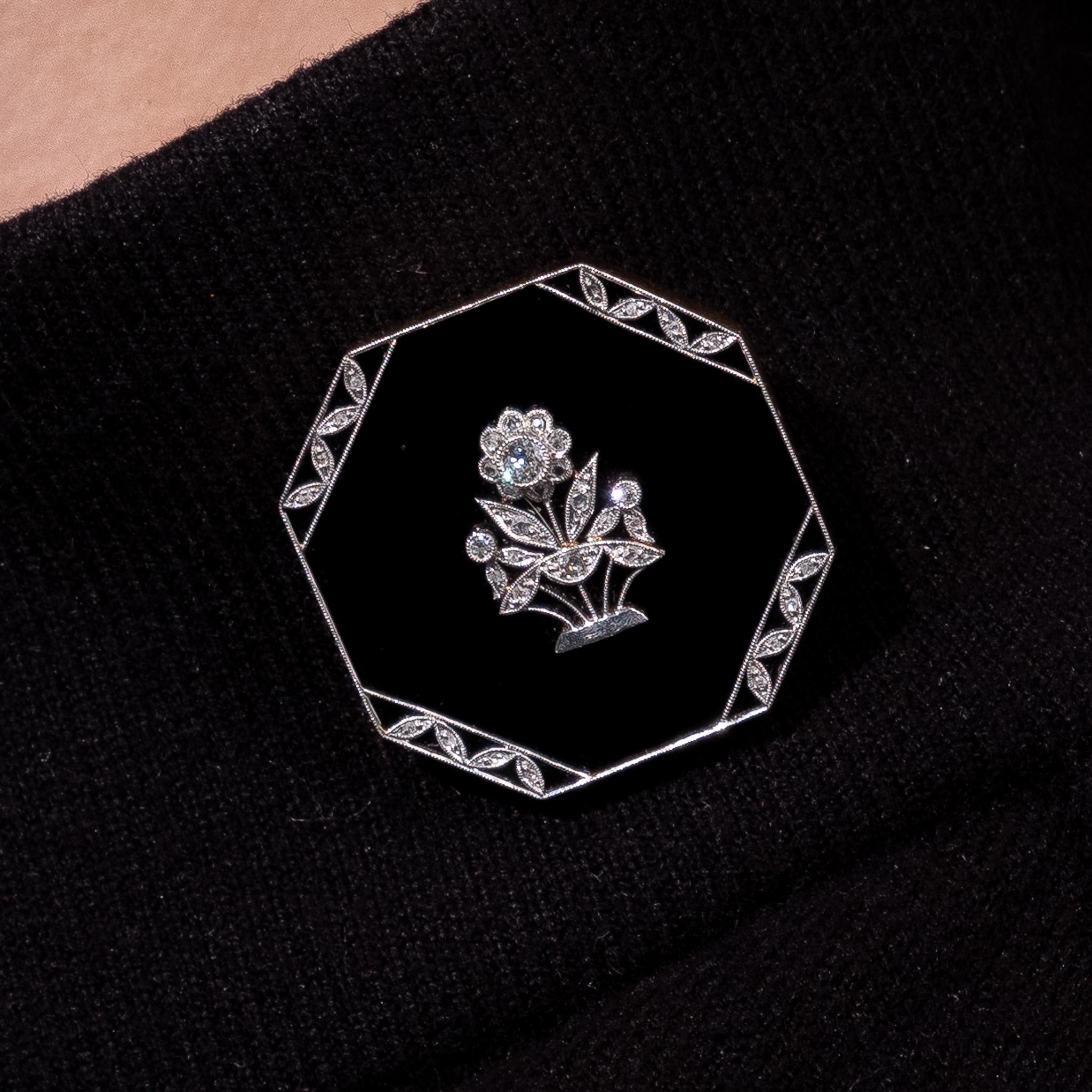 Eine Art Deco-Brosche aus Gold und Platin mit Onyx und Diamant (Rosenschliff) im Angebot