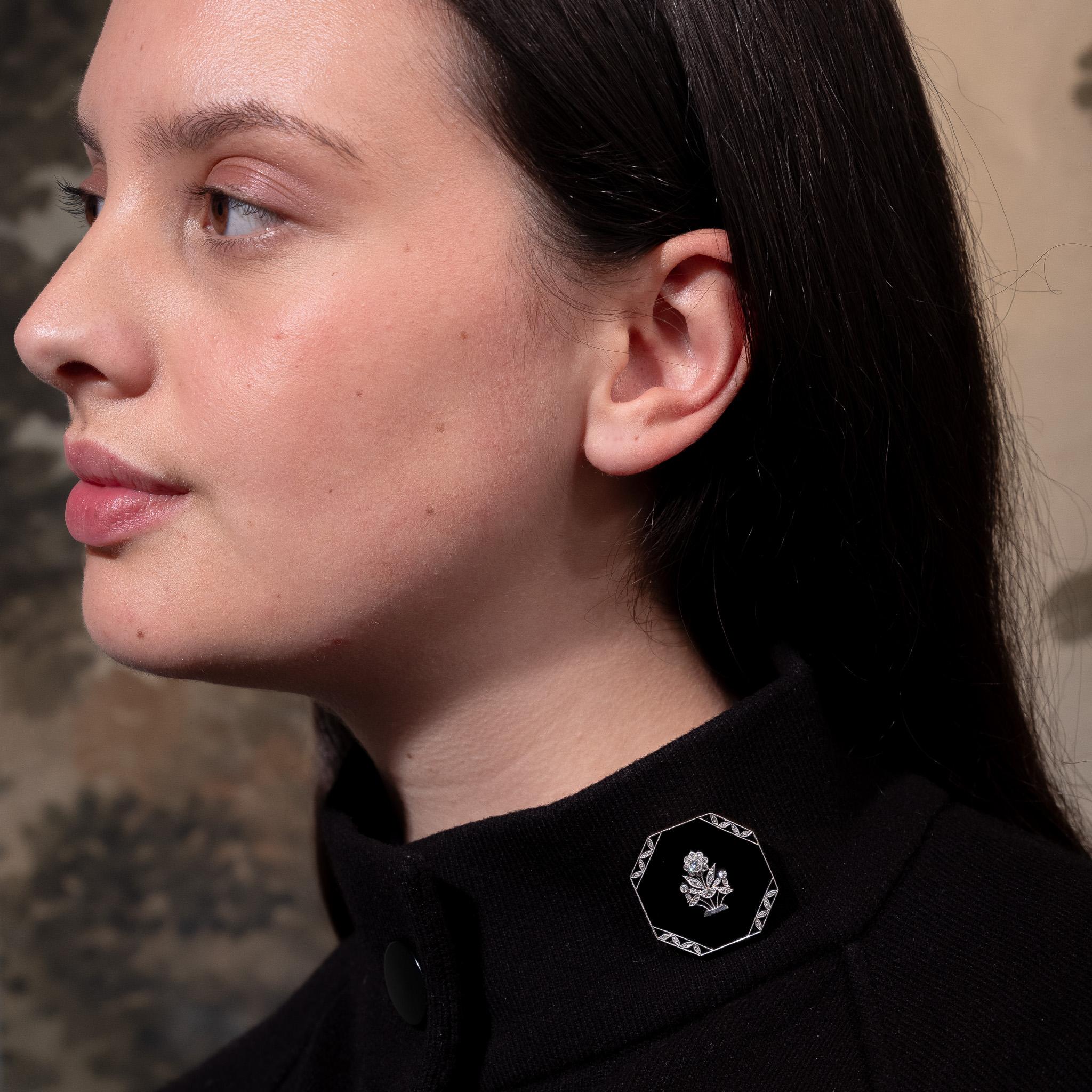 Eine Art Deco-Brosche aus Gold und Platin mit Onyx und Diamant im Zustand „Gut“ im Angebot in Amsterdam, NL