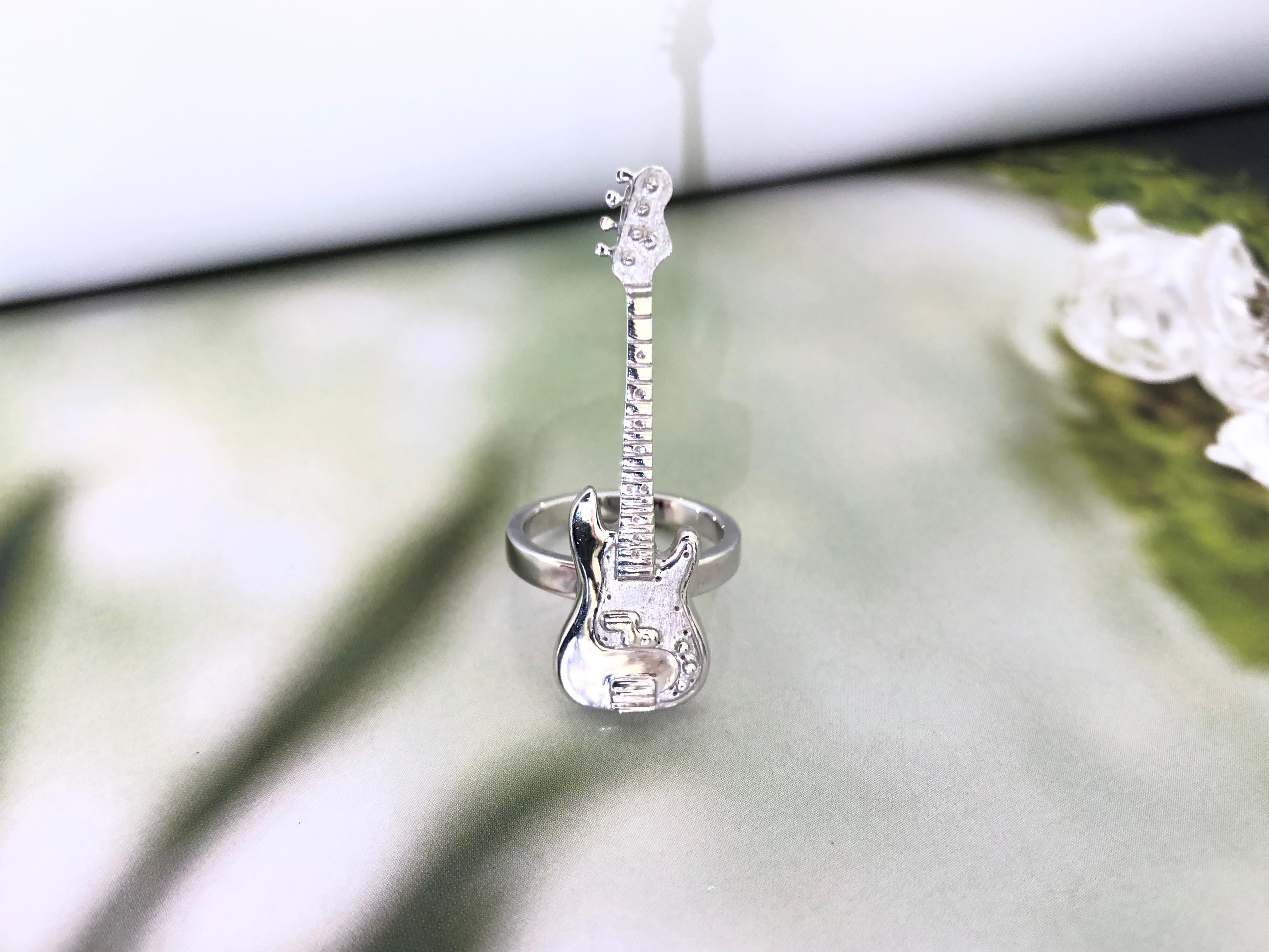 This beautiful hand made electric guitar ring takes inspiration from the unique contour of the instrument and is meticulously crafted from 925 silver. It precisely replicates the details of the guitar body, exuding a cool and distinctive vibe. It's