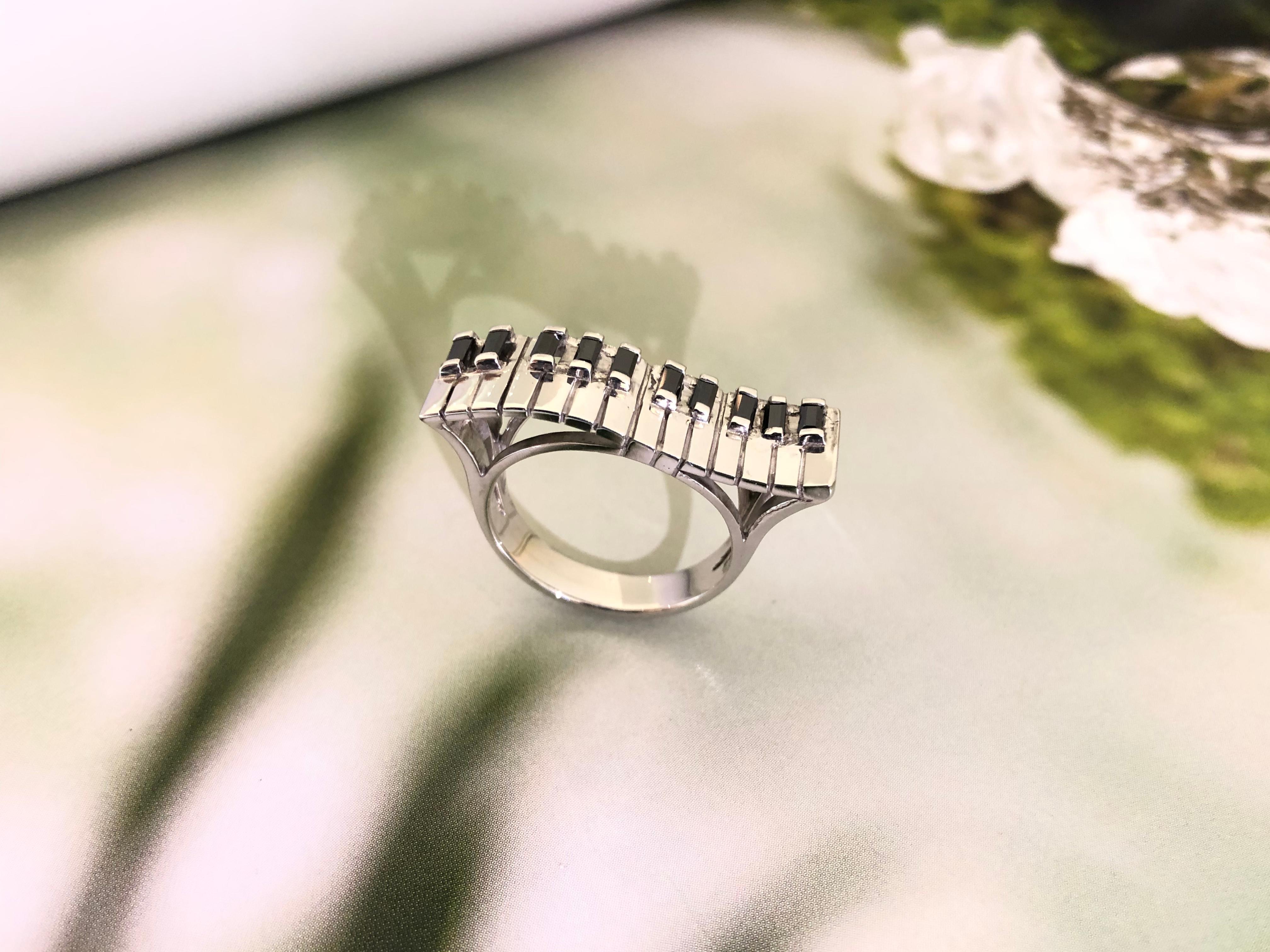 This hand made 925 silver electronic keyboard ring outlines the shape of piano keys with simple lines, condensing dynamic musical elements on your fingertips to interpret the love for music, while combining a sense of fashion and artistic style. It