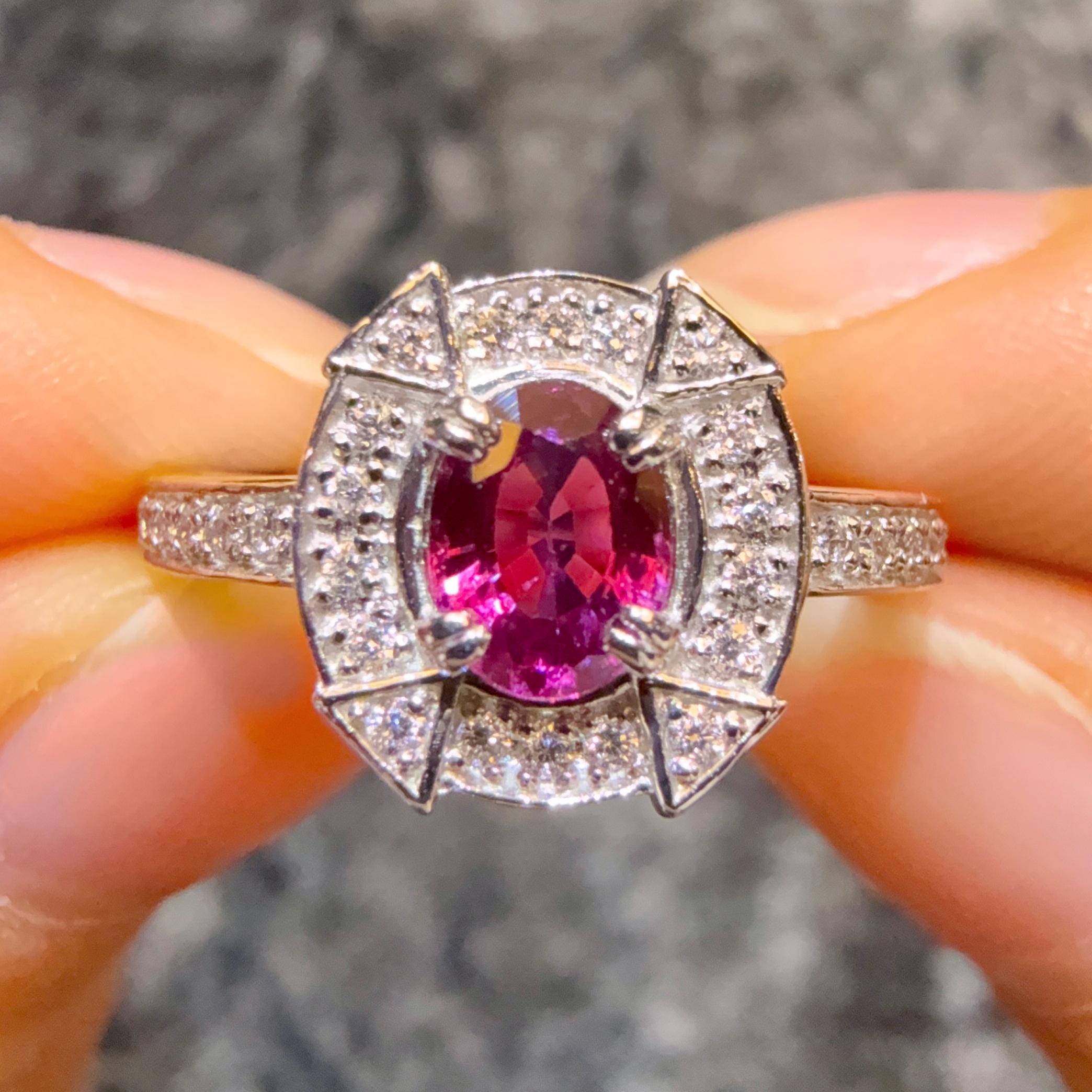 Ein Erbstück entzündet: Der Taubenblut-Rubin-Diamant-Solitärring im Angebot 1