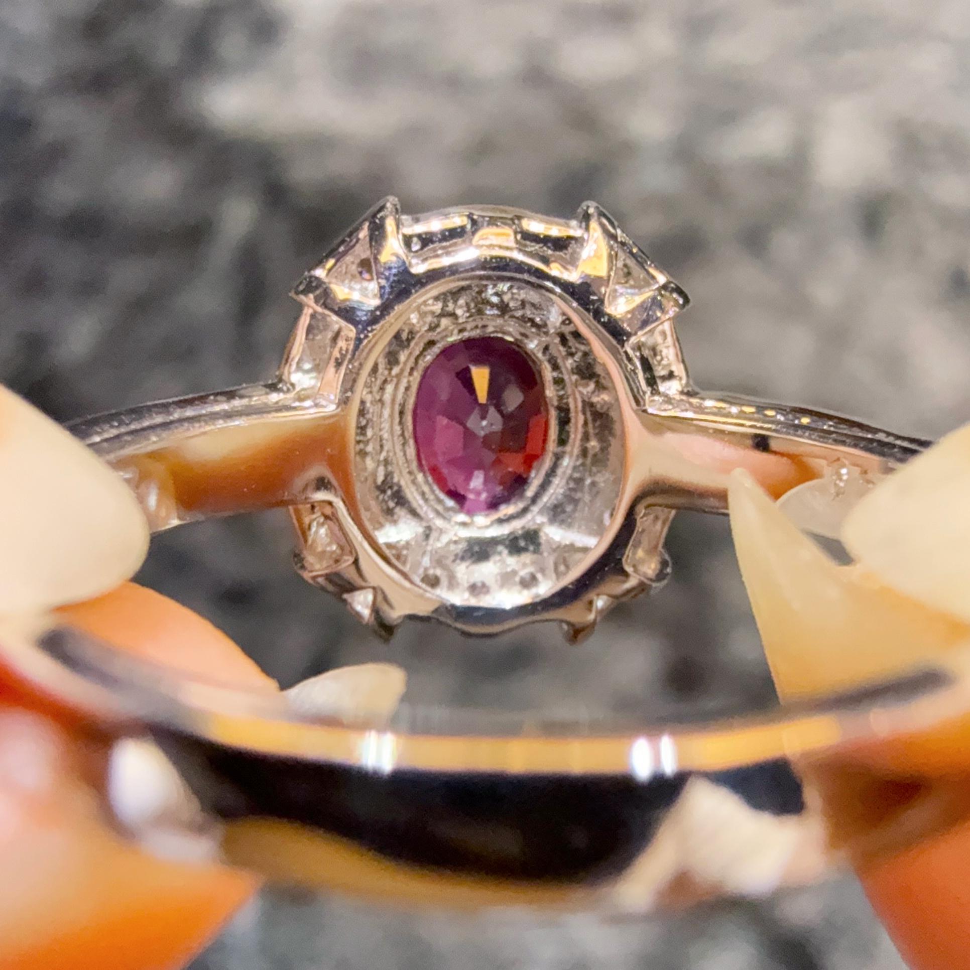 Ein Erbstück entzündet: Der Taubenblut-Rubin-Diamant-Solitärring im Angebot 2