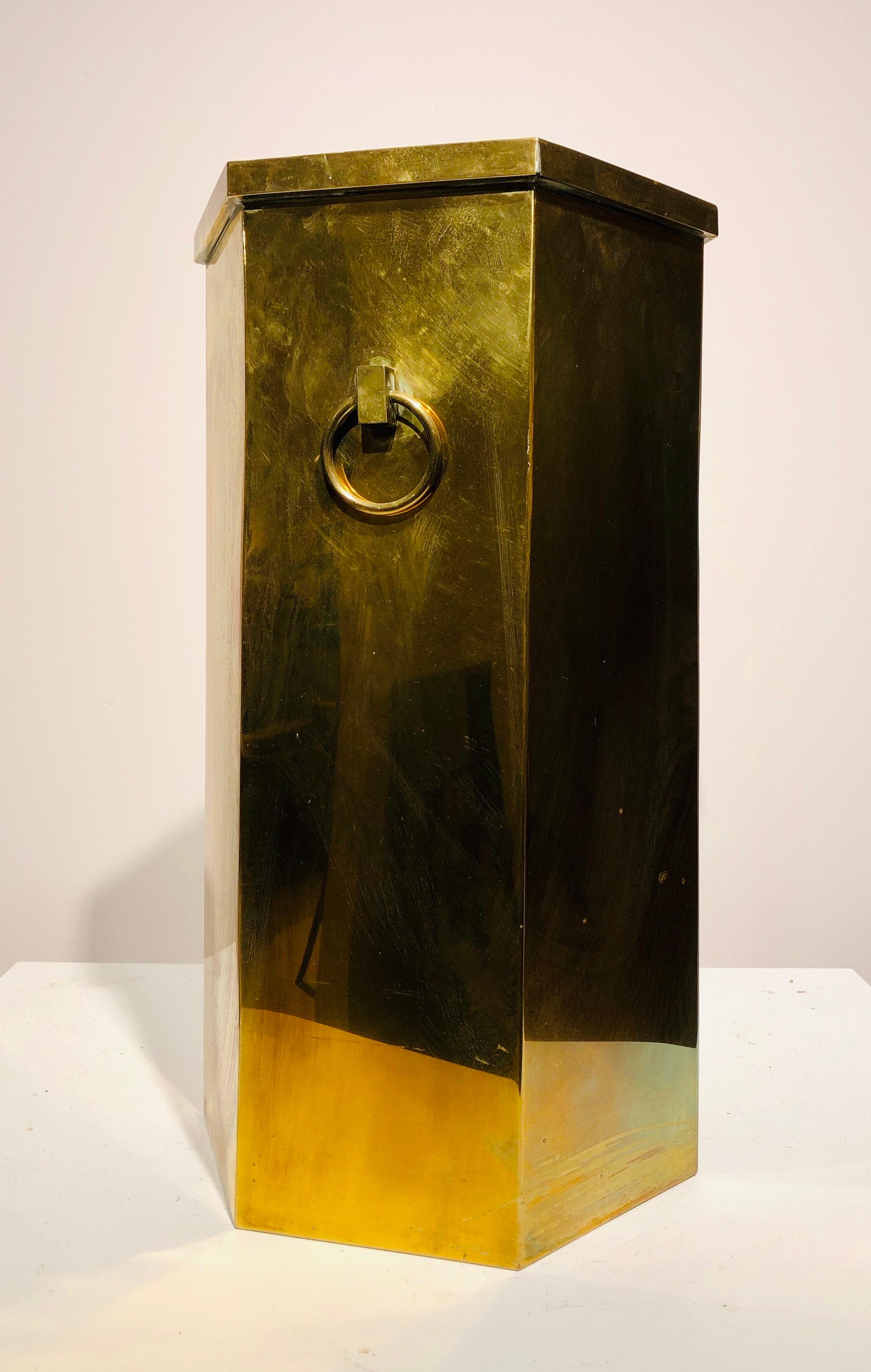 An hexagonal solid brass umbrella stand, adorned with two rings. Dating from the 1970s, in the style of the Baguès or Jansen houses.







