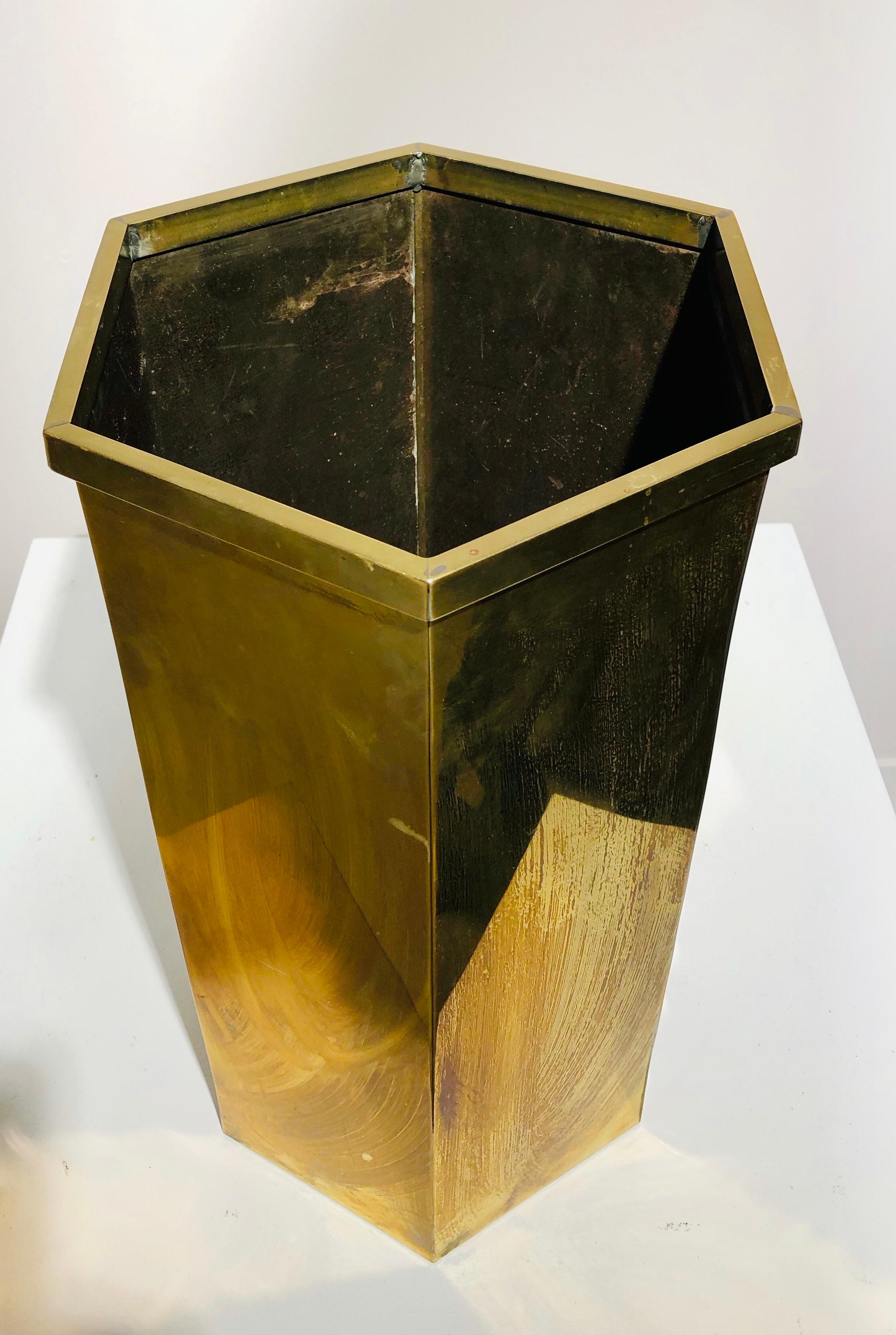 An hexagonal solid brass umbrella stand France 1970 In Good Condition For Sale In SOTTEVILLE-LÈS-ROUEN, FR