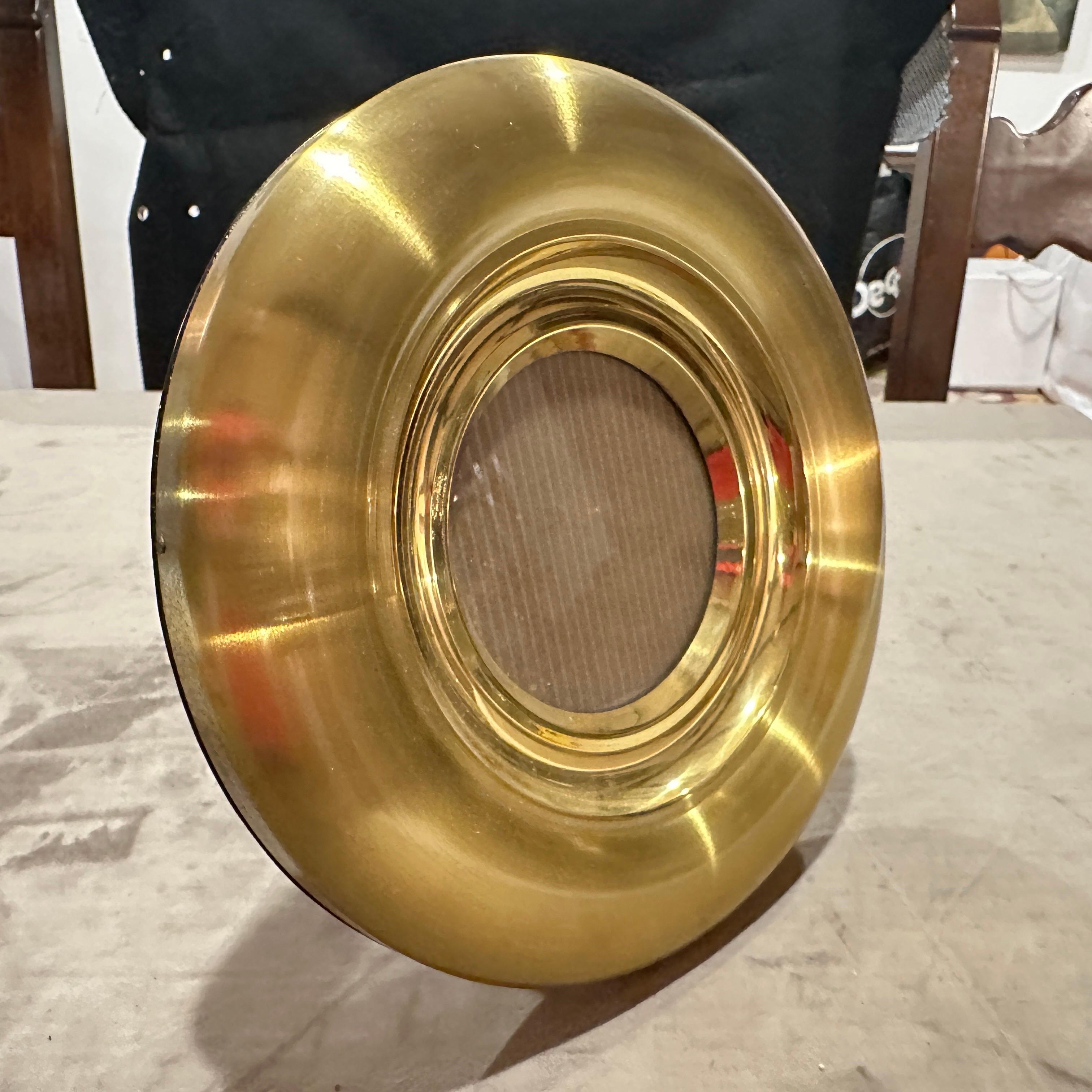 High-Quality 1960s Mid-Century Modern Italian Brass Round Picture Frame
Presenting an exceptional example of Italian design from the 1960s, this round picture frame embodies the sophisticated elegance of the Mid-Century Modern era. Crafted with a