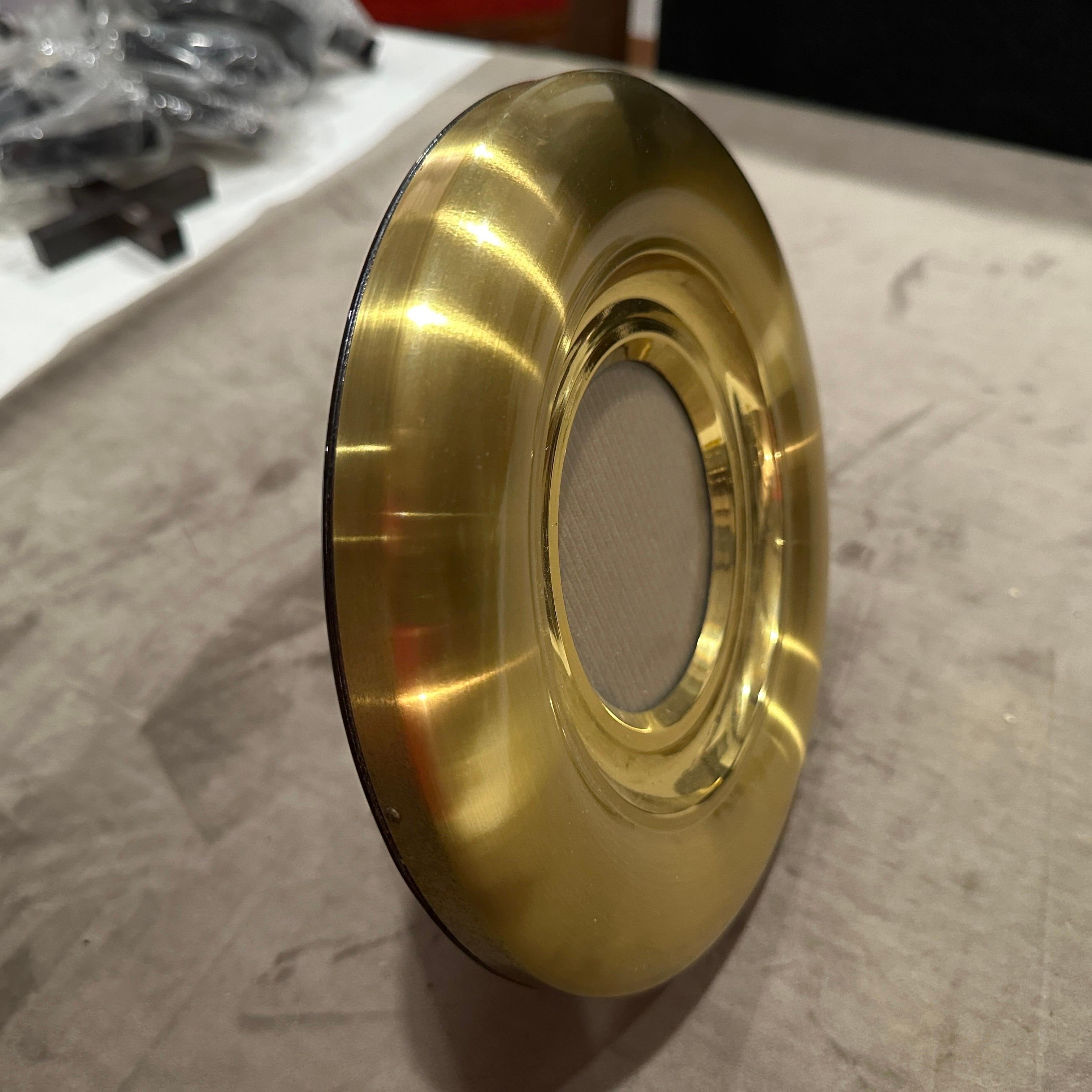 An High Quality 1960s Mid-Century Modern Brass Italian Round Picture Frame In Excellent Condition For Sale In Aci Castello, IT