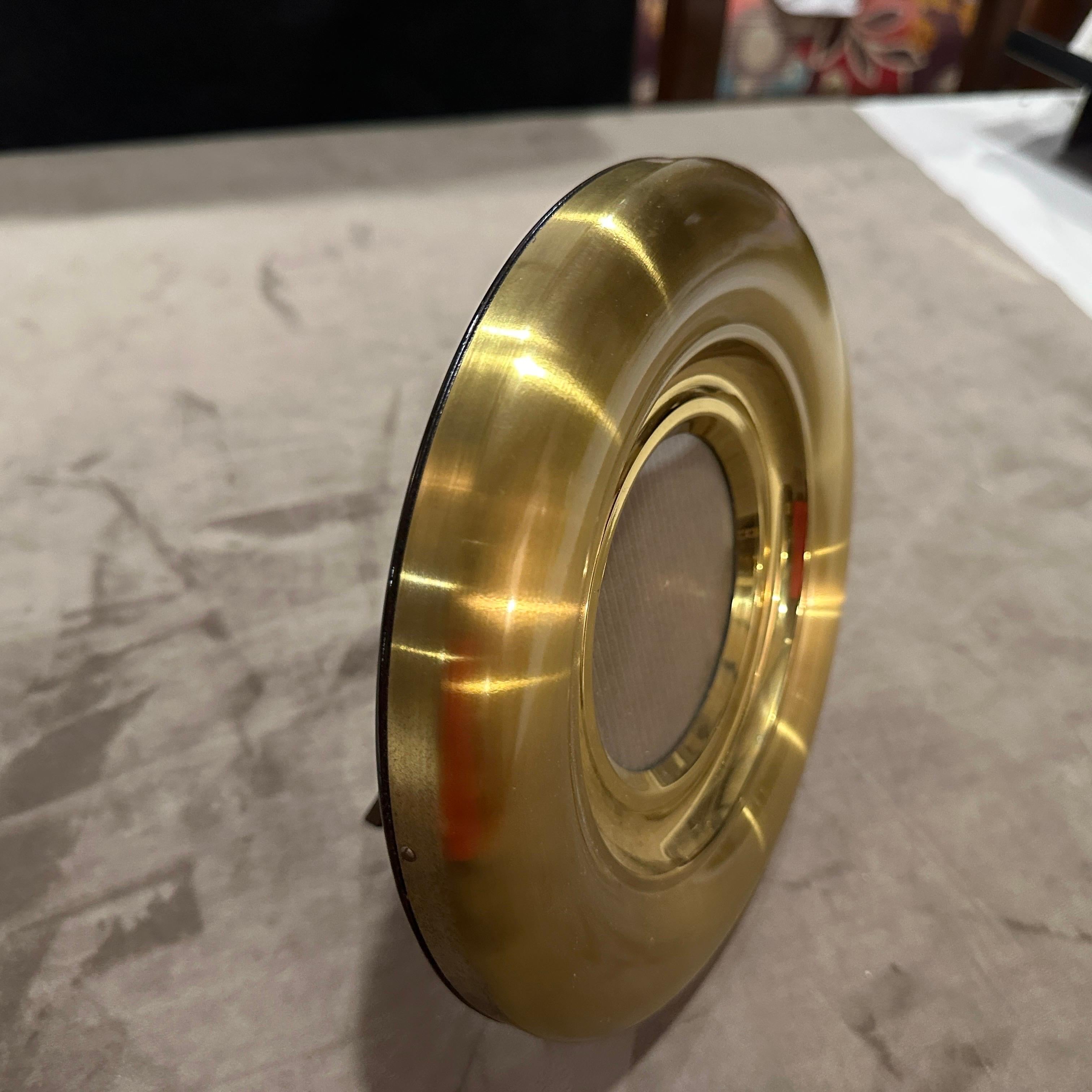 An High Quality 1960s Mid-Century Modern Brass Italian Round Picture Frame For Sale 1