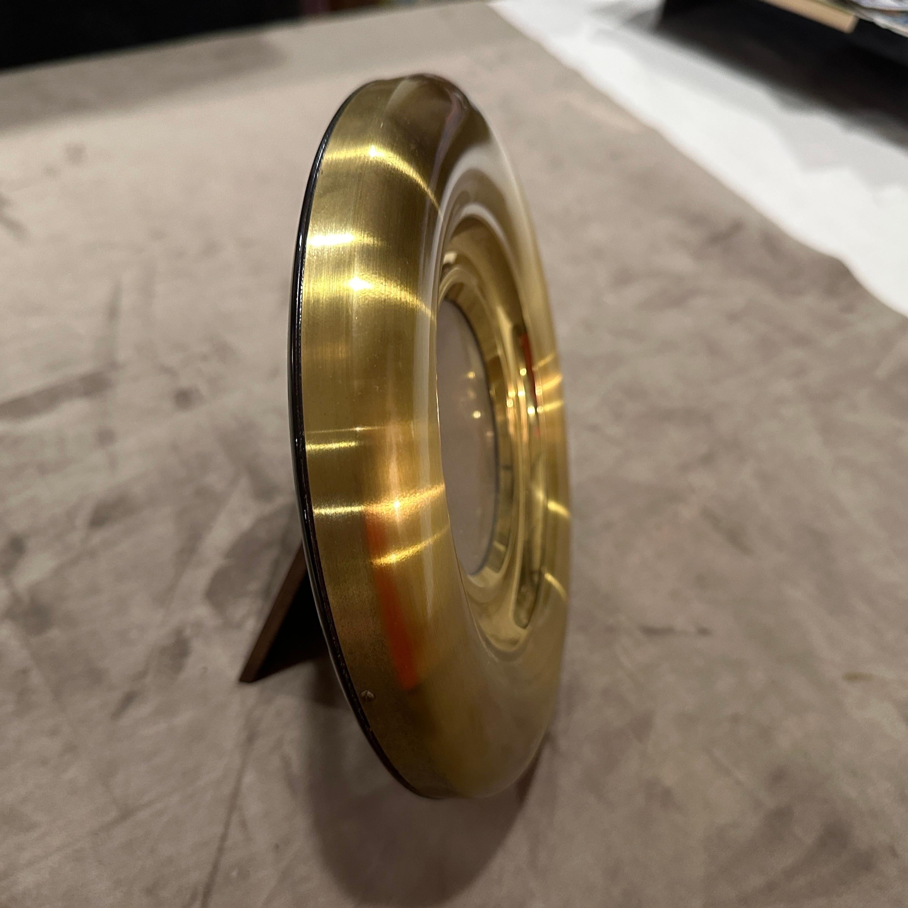 An High Quality 1960s Mid-Century Modern Brass Italian Round Picture Frame For Sale 2