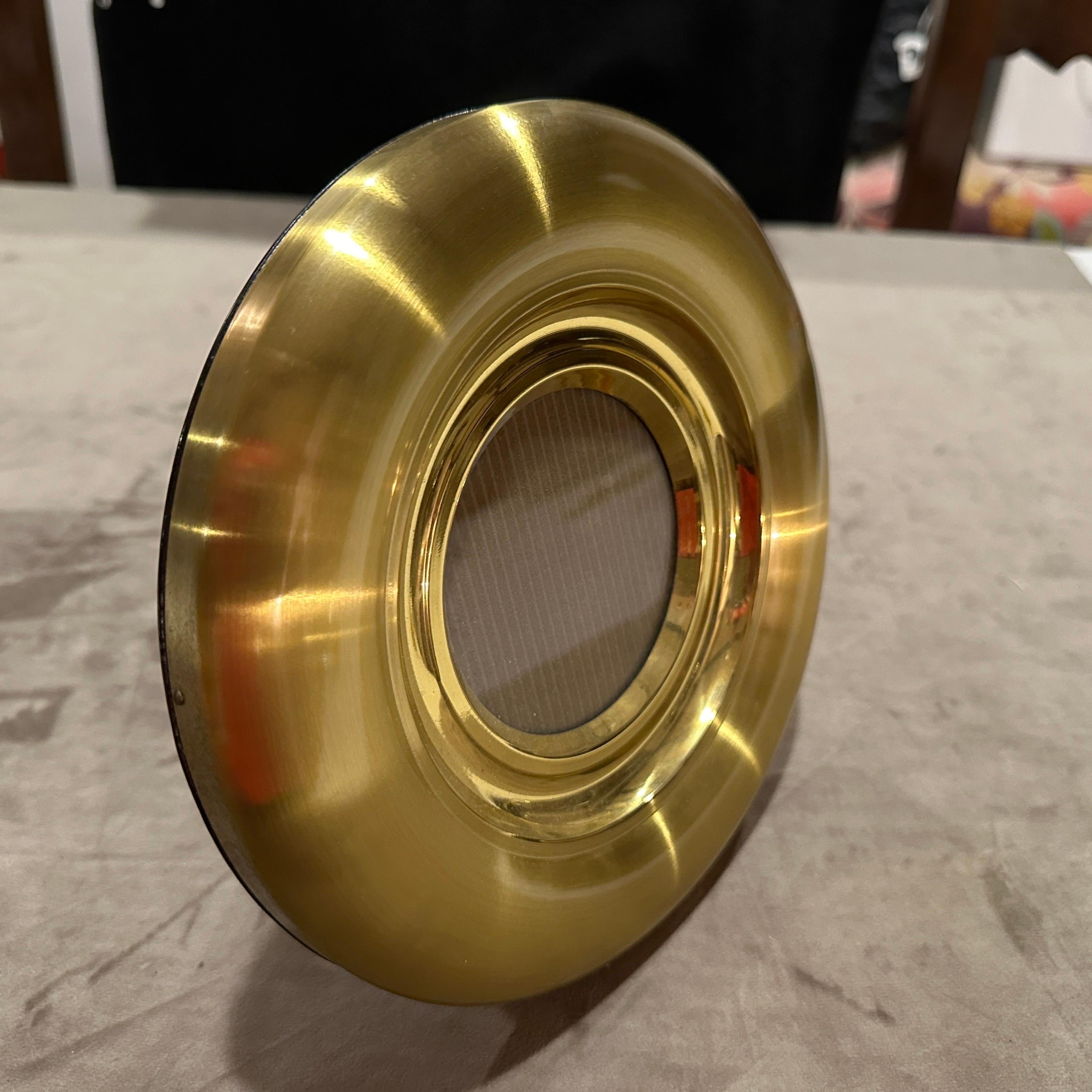 An High Quality 1960s Mid-Century Modern Brass Italian Round Picture Frame For Sale 3
