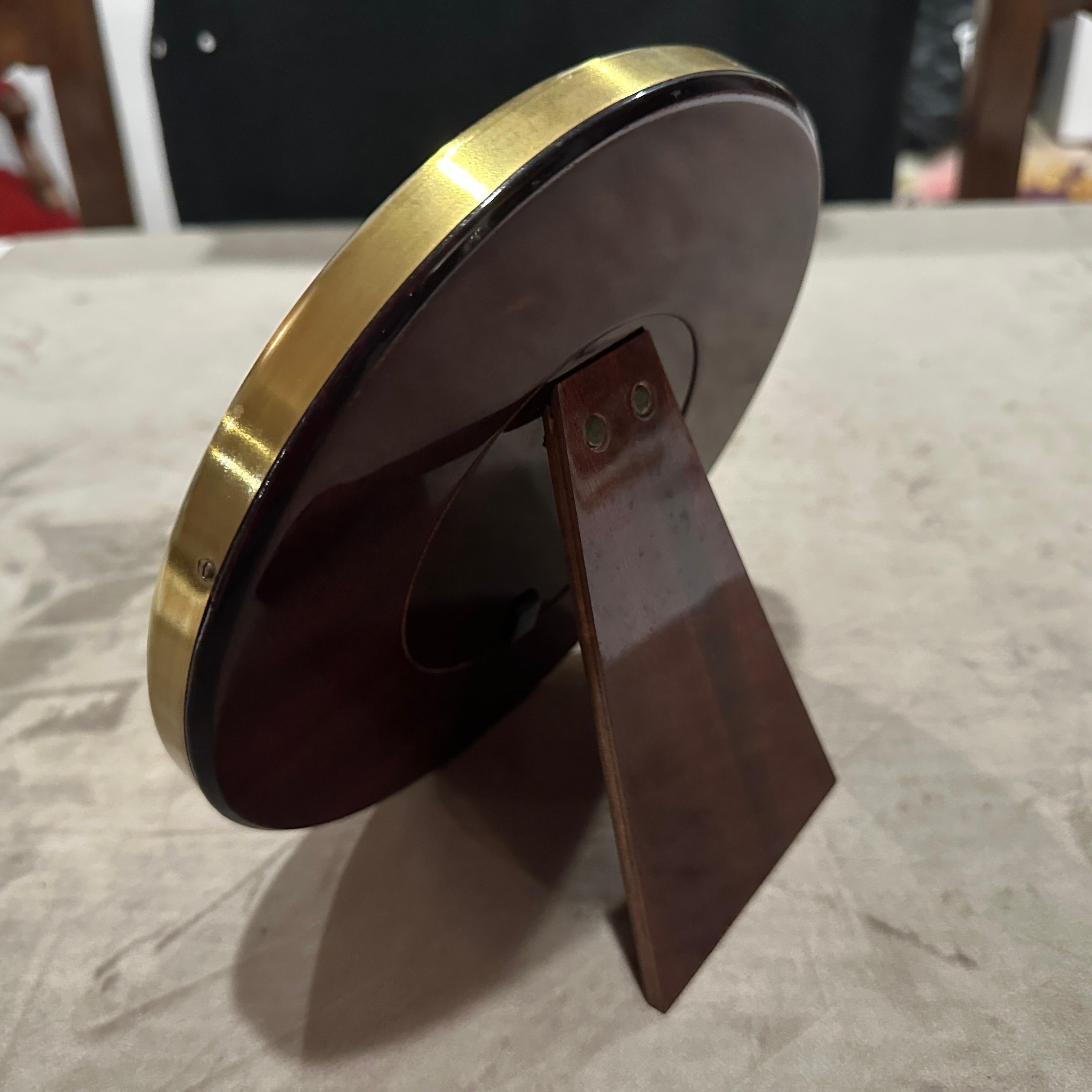 An High Quality 1960s Mid-Century Modern Brass Italian Round Picture Frame For Sale 5