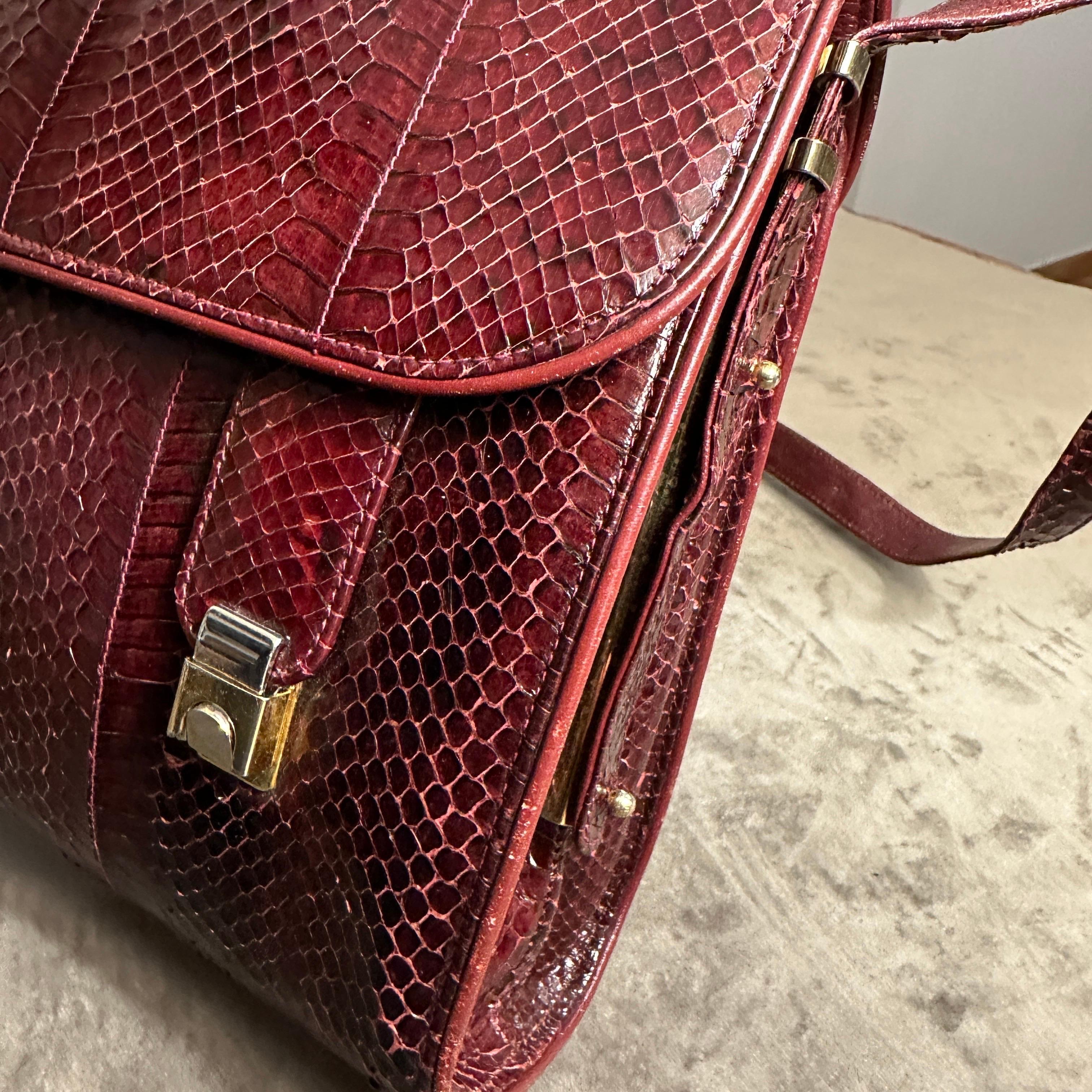 Eine hochwertige italienische Umhängetasche aus burgunderrotem Leder aus den 1970er Jahren im Angebot 1