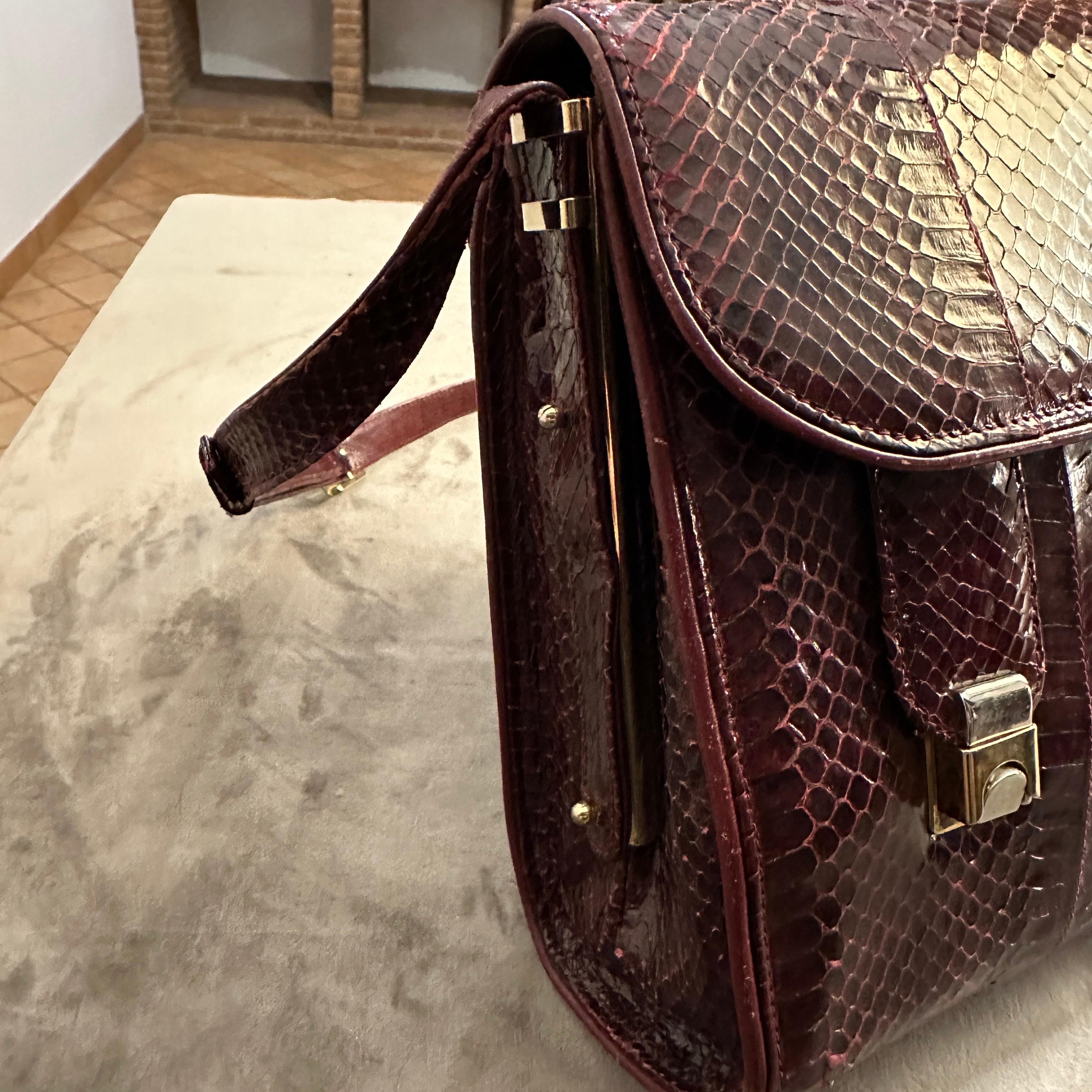 Eine hochwertige italienische Umhängetasche aus burgunderrotem Leder aus den 1970er Jahren im Angebot 4