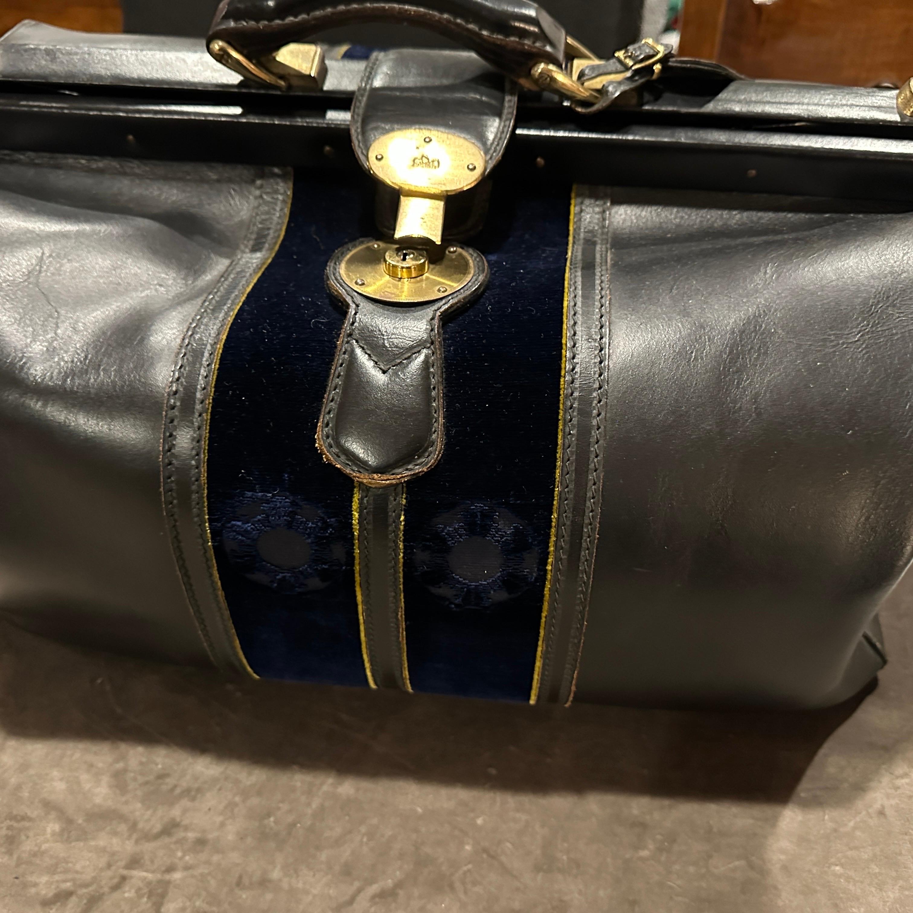 An High Quality 1970s Leather Velvet and Brass Duffel bag by Roberta di Camerino For Sale 11