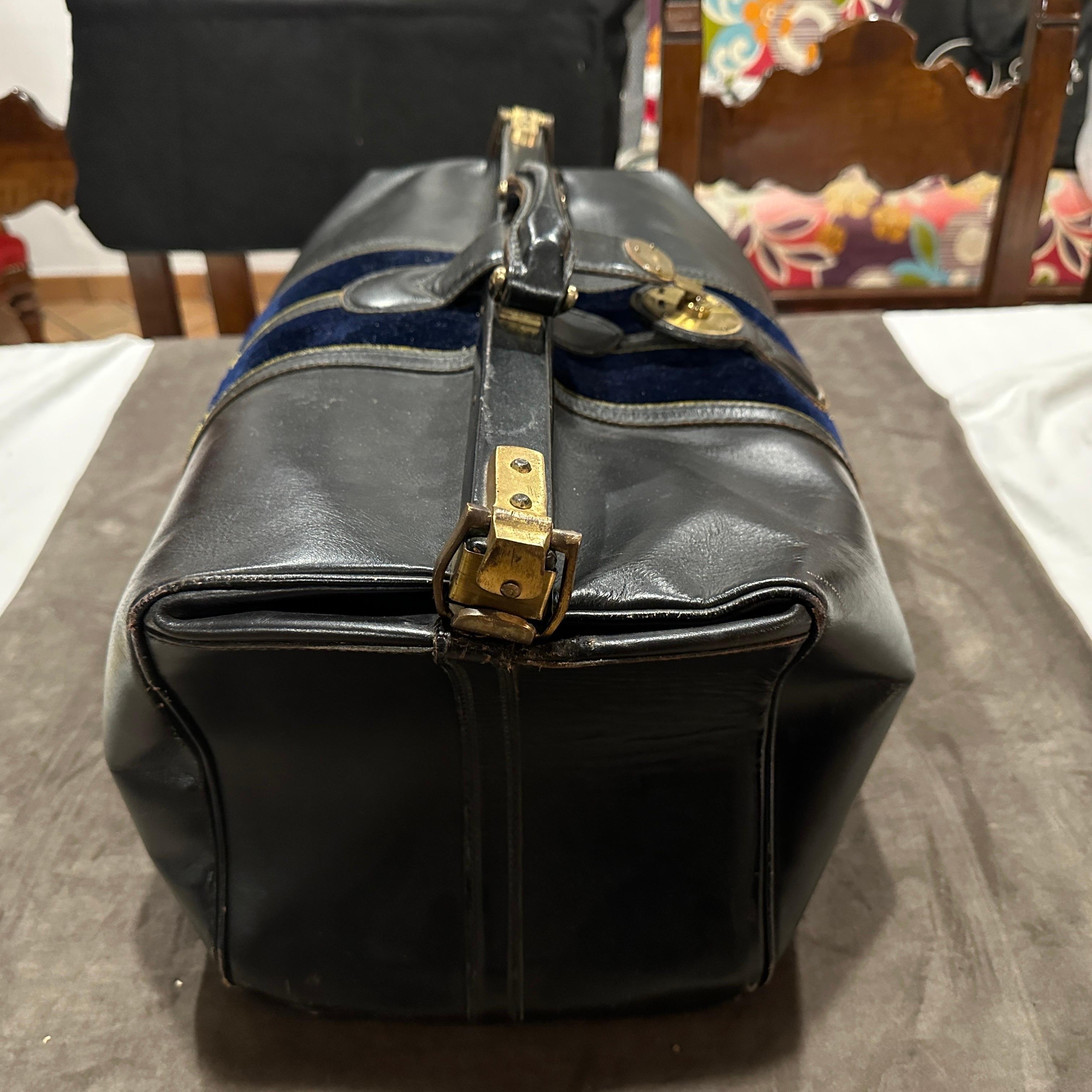An High Quality 1970s Leather Velvet and Brass Duffel bag by Roberta di Camerino For Sale 17