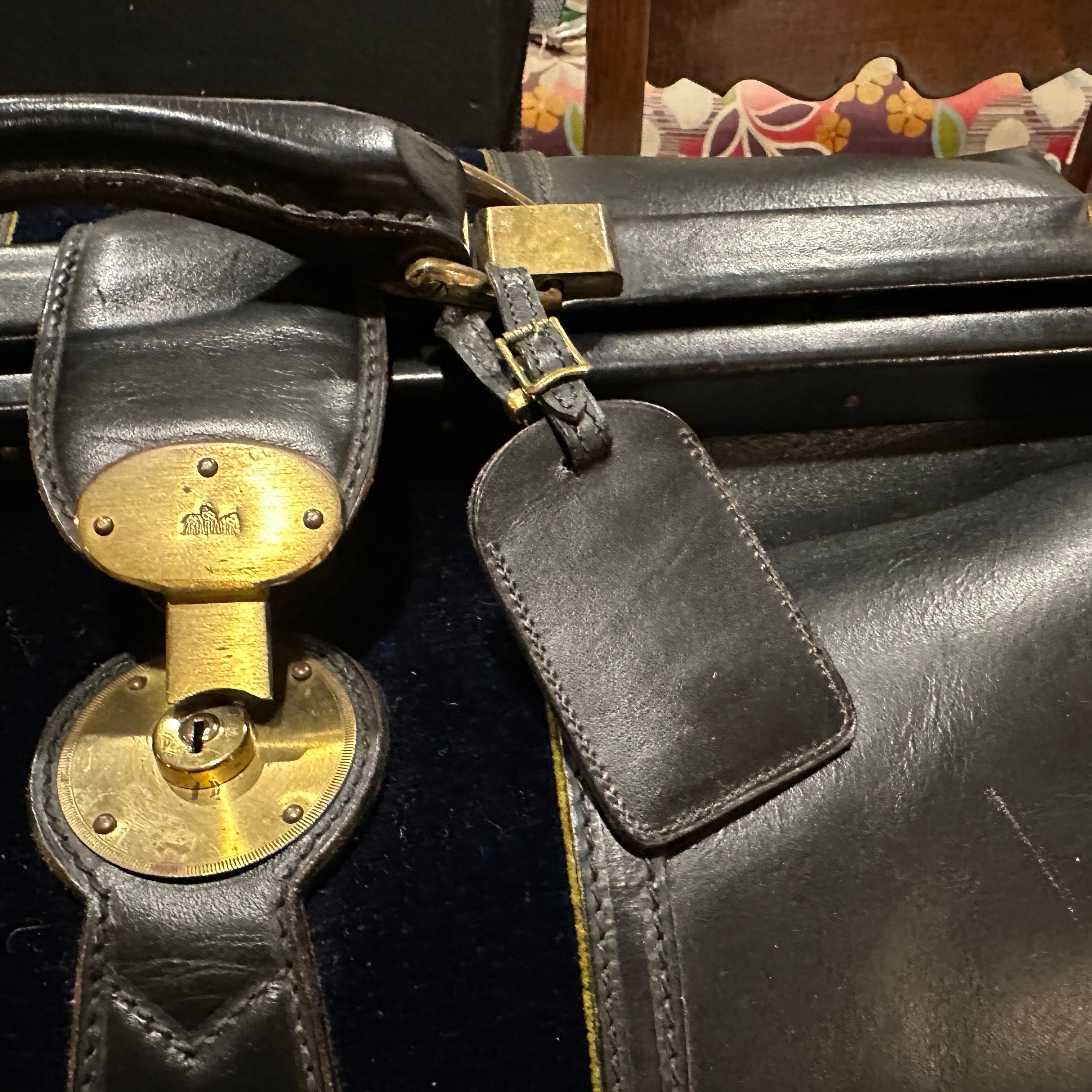 An High Quality 1970s Leather Velvet and Brass Duffel bag by Roberta di Camerino In Good Condition For Sale In Aci Castello, IT