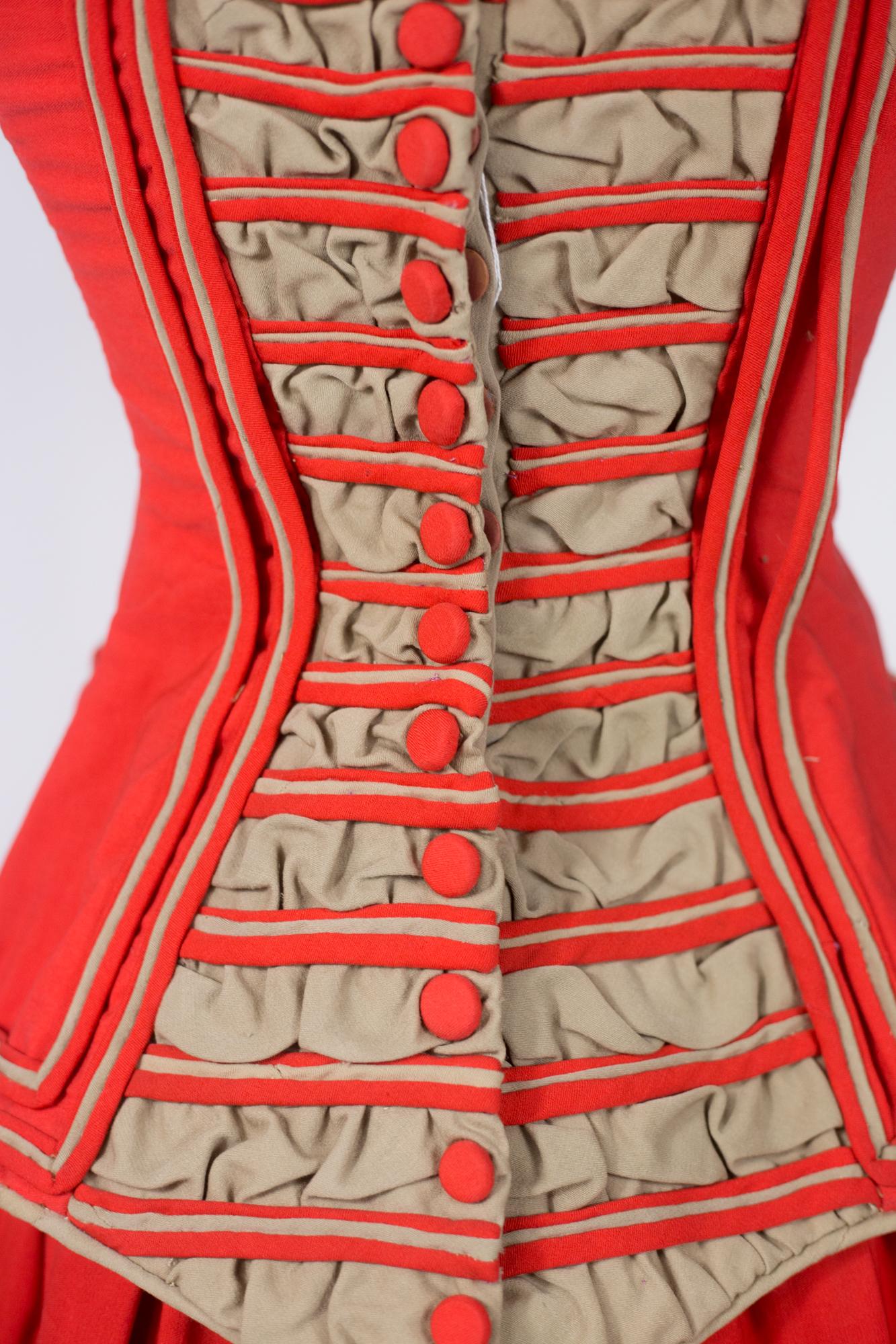 Un abito storico da circo, fantasia o commemorativo in Scarlet Challis USA Circa 1890 in vendita 3