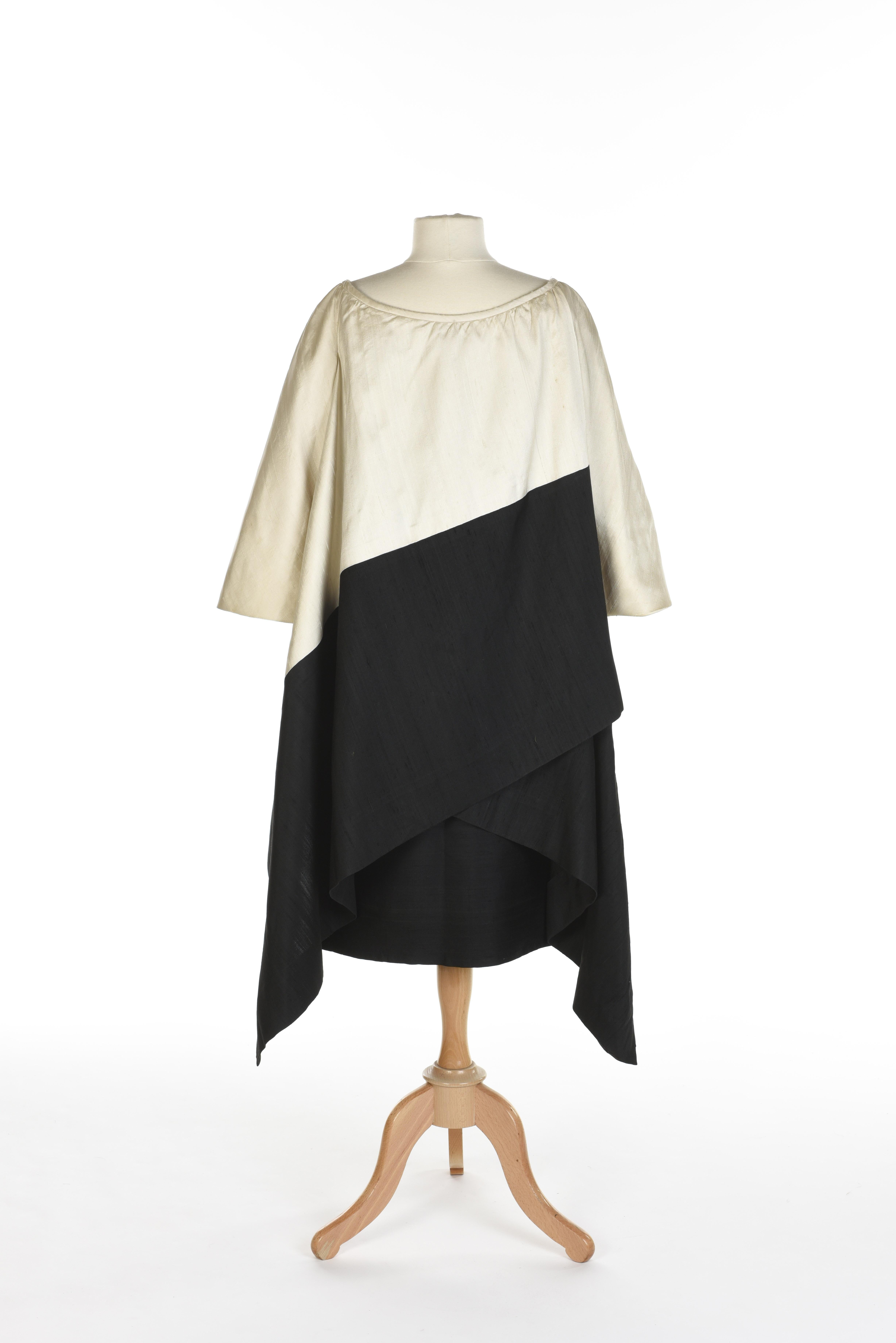 Ensemble de soirée Hubert de Givenchy Couture française en soie crème et noire Circa 1965 en vente 7